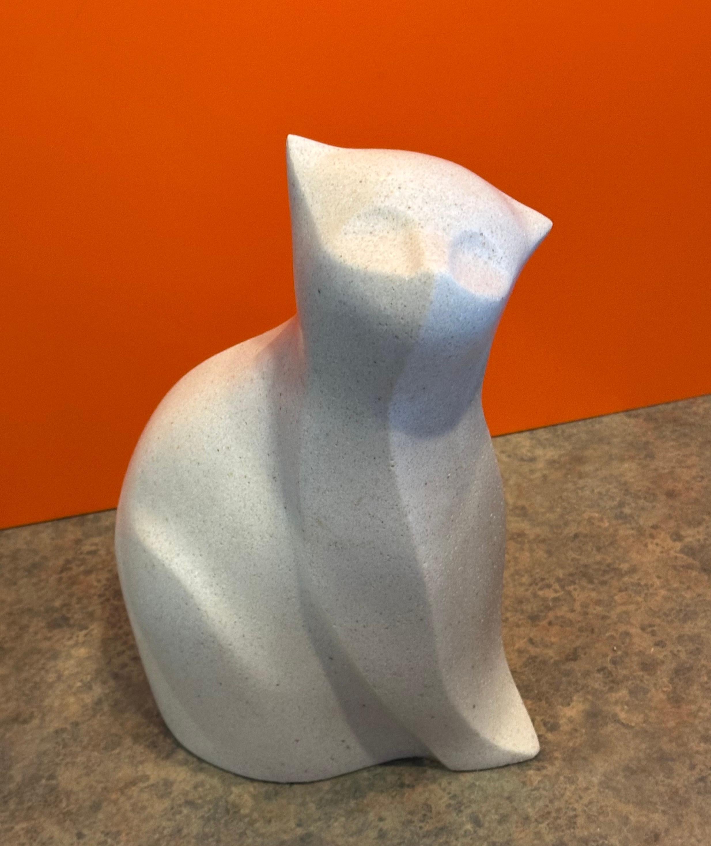 Sculpture moderniste de chat en pierre blanche de l'artiste japonais Masatoyo Kishi Kuki en vente 3