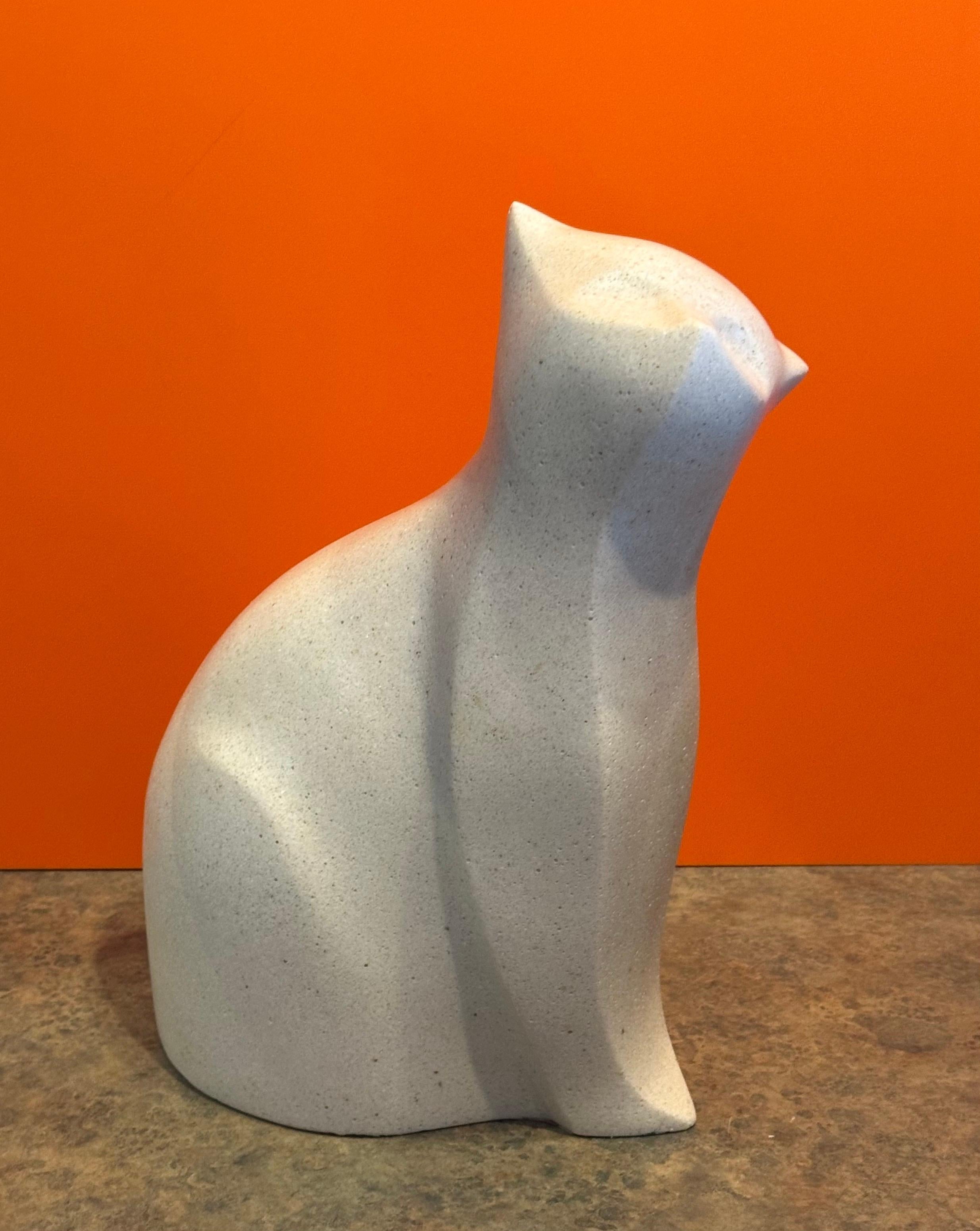 Sculpture moderniste de chat en pierre blanche de l'artiste japonais Masatoyo Kishi Kuki en vente 4
