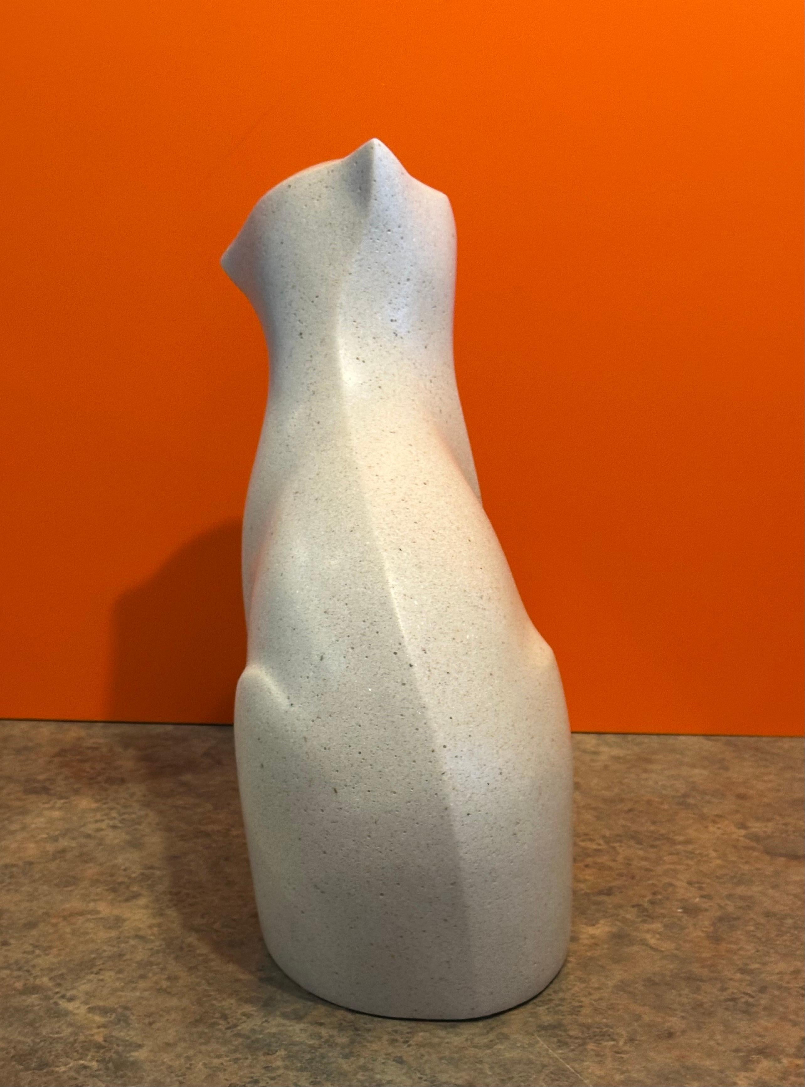 Sculpture moderniste de chat en pierre blanche de l'artiste japonais Masatoyo Kishi Kuki en vente 5