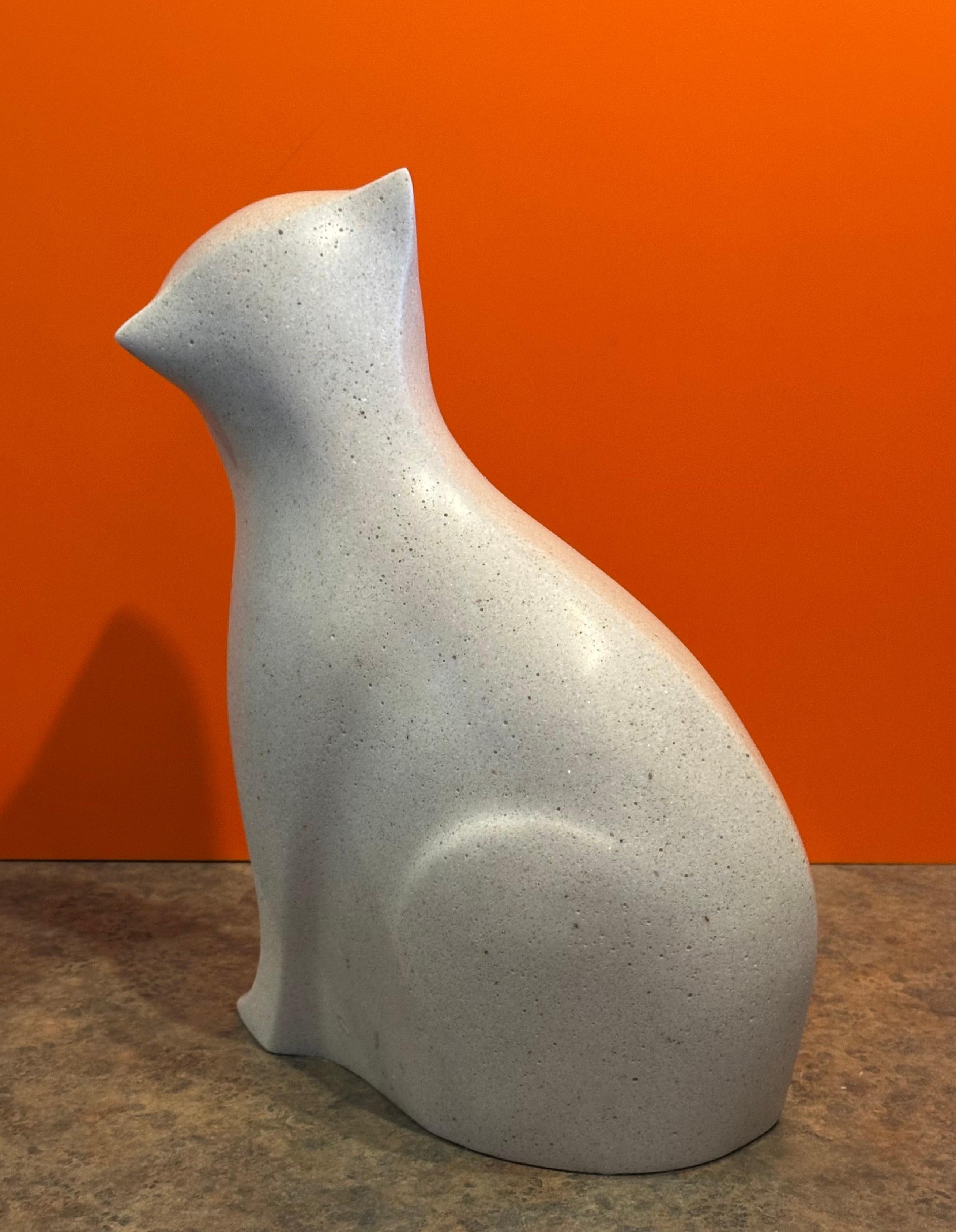 Sculpture moderniste de chat en pierre blanche de l'artiste japonais Masatoyo Kishi Kuki en vente 6