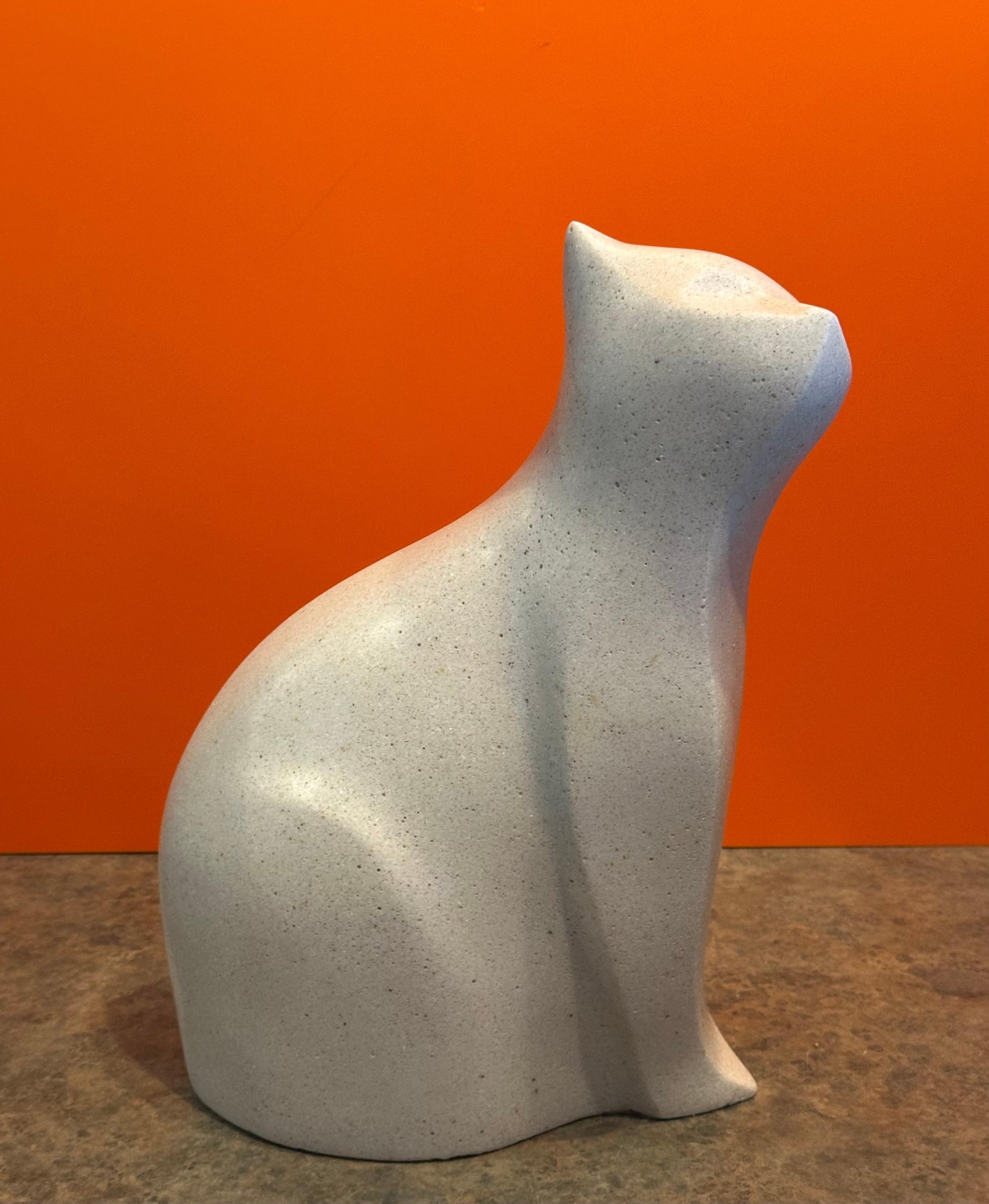 Sculpture moderniste de chat en pierre blanche de l'artiste japonais Masatoyo Kishi Kuki en vente 7