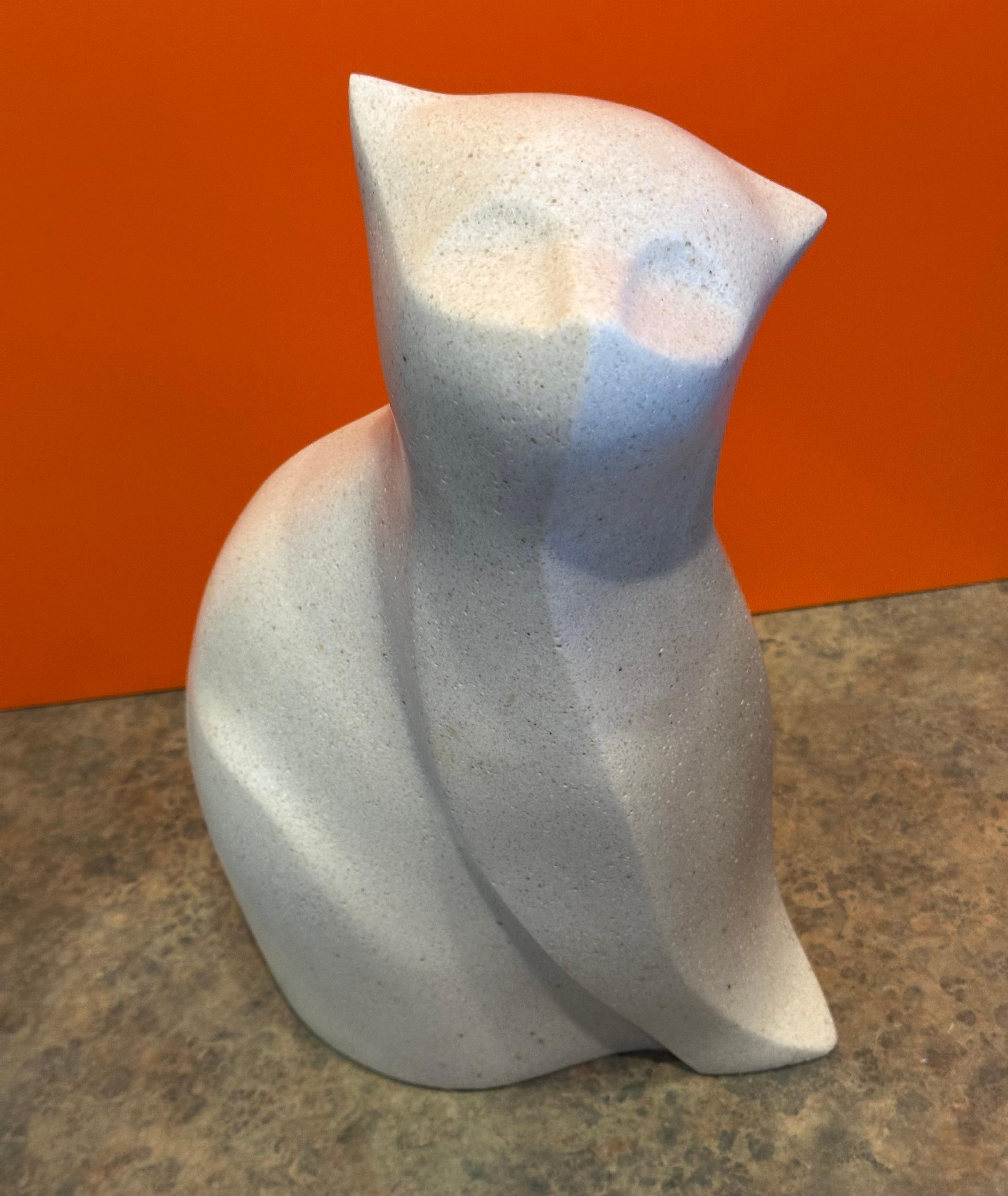 Sculpture moderniste de chat en pierre blanche de l'artiste japonais Masatoyo Kishi Kuki en vente 8