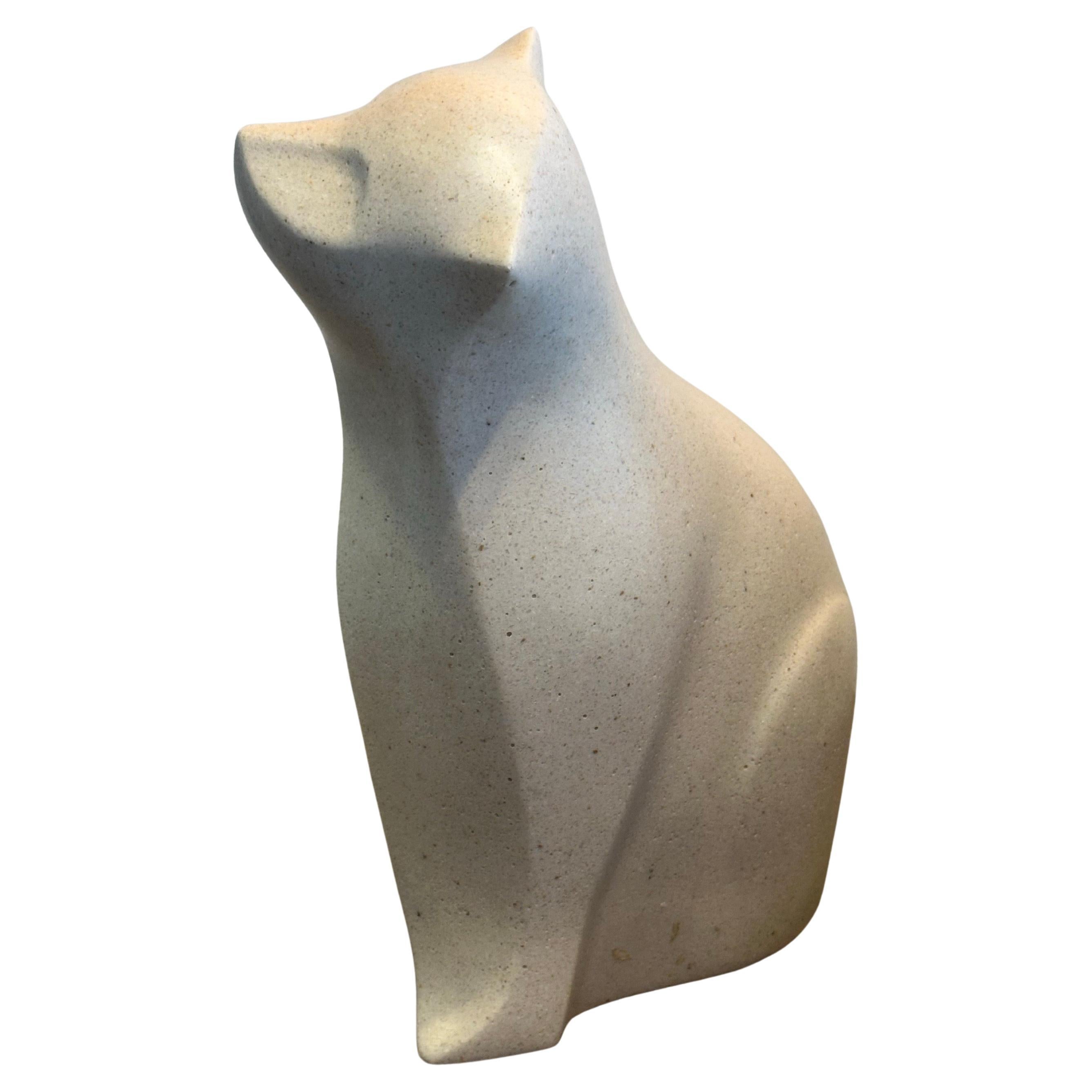 Sculpture moderniste en pierre blanche représentant un chat, réalisée par l'artiste japonais Masatoyo Kishi, vers les années 1970. L'impressionnante sculpture réalisée à la main par l'artiste et sculpteur connu sous le nom de 