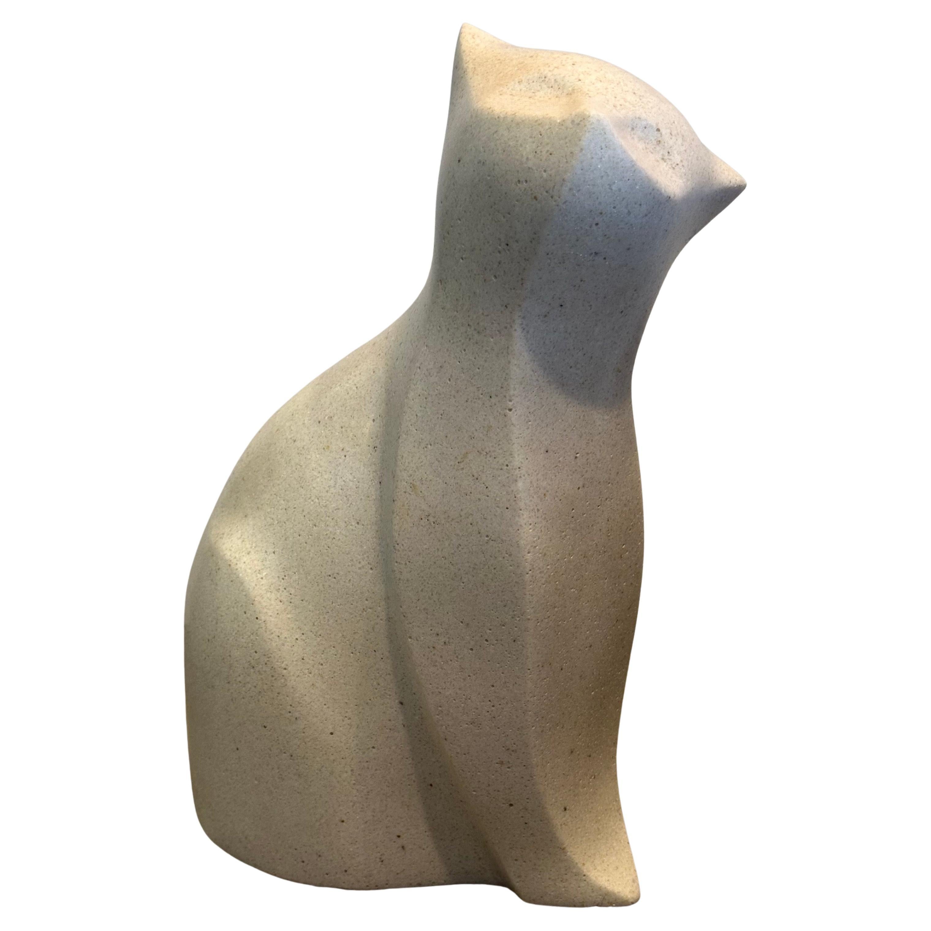 Mid-Century Modern Sculpture moderniste de chat en pierre blanche de l'artiste japonais Masatoyo Kishi Kuki en vente
