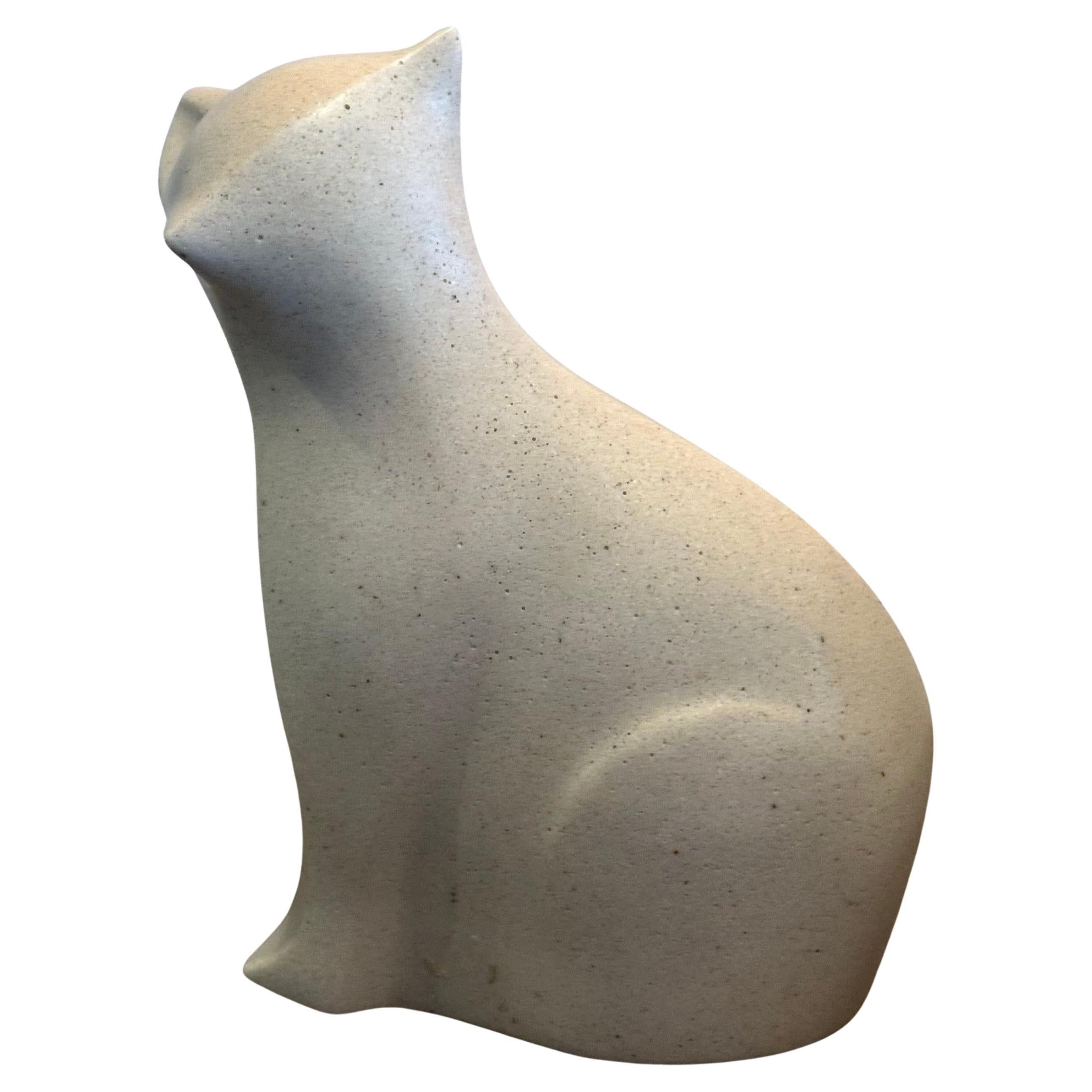 Nord-américain Sculpture moderniste de chat en pierre blanche de l'artiste japonais Masatoyo Kishi Kuki en vente