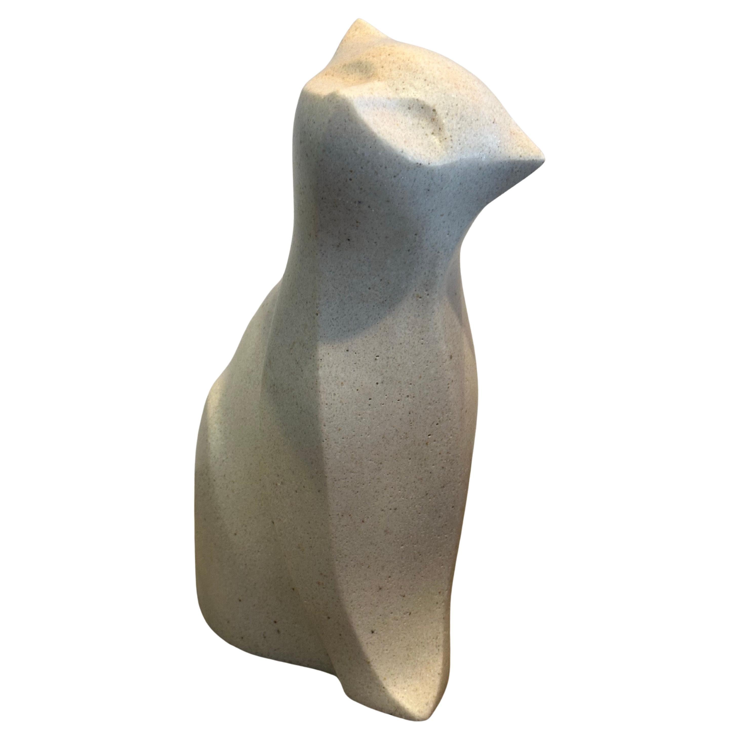 Sculpté Sculpture moderniste de chat en pierre blanche de l'artiste japonais Masatoyo Kishi Kuki en vente