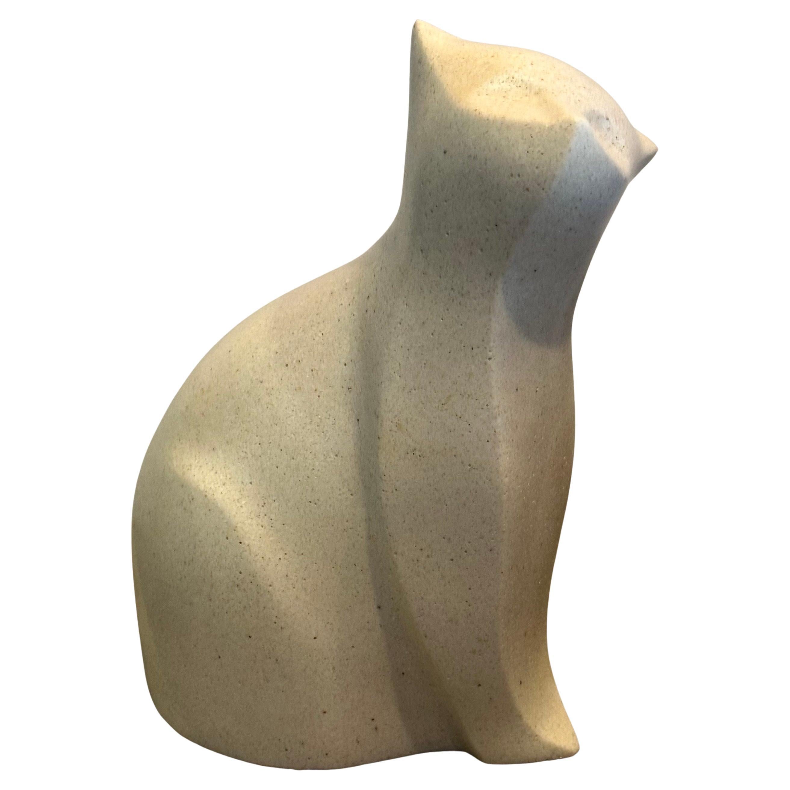 Sculpture moderniste de chat en pierre blanche de l'artiste japonais Masatoyo Kishi Kuki Bon état - En vente à San Diego, CA