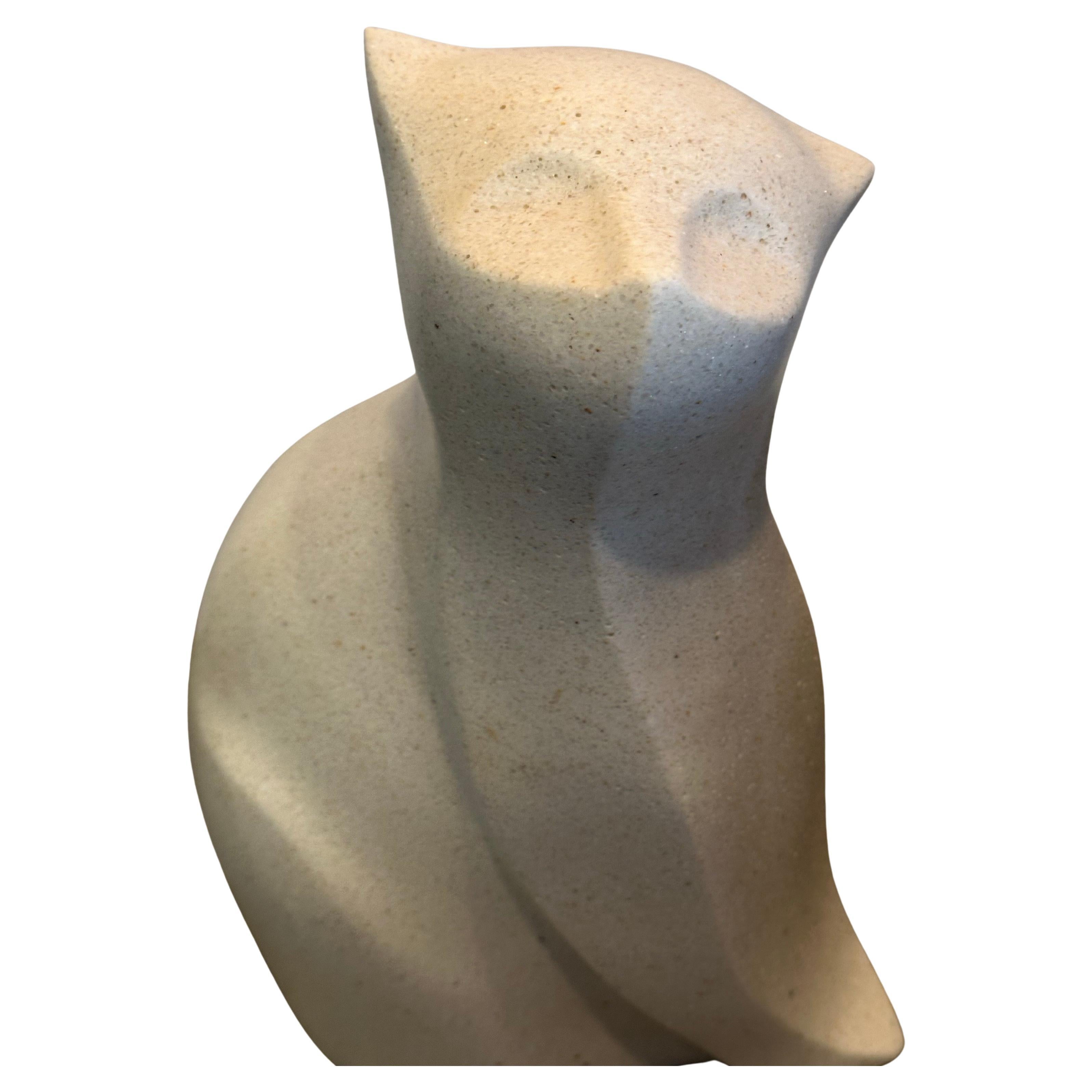 20ième siècle Sculpture moderniste de chat en pierre blanche de l'artiste japonais Masatoyo Kishi Kuki en vente