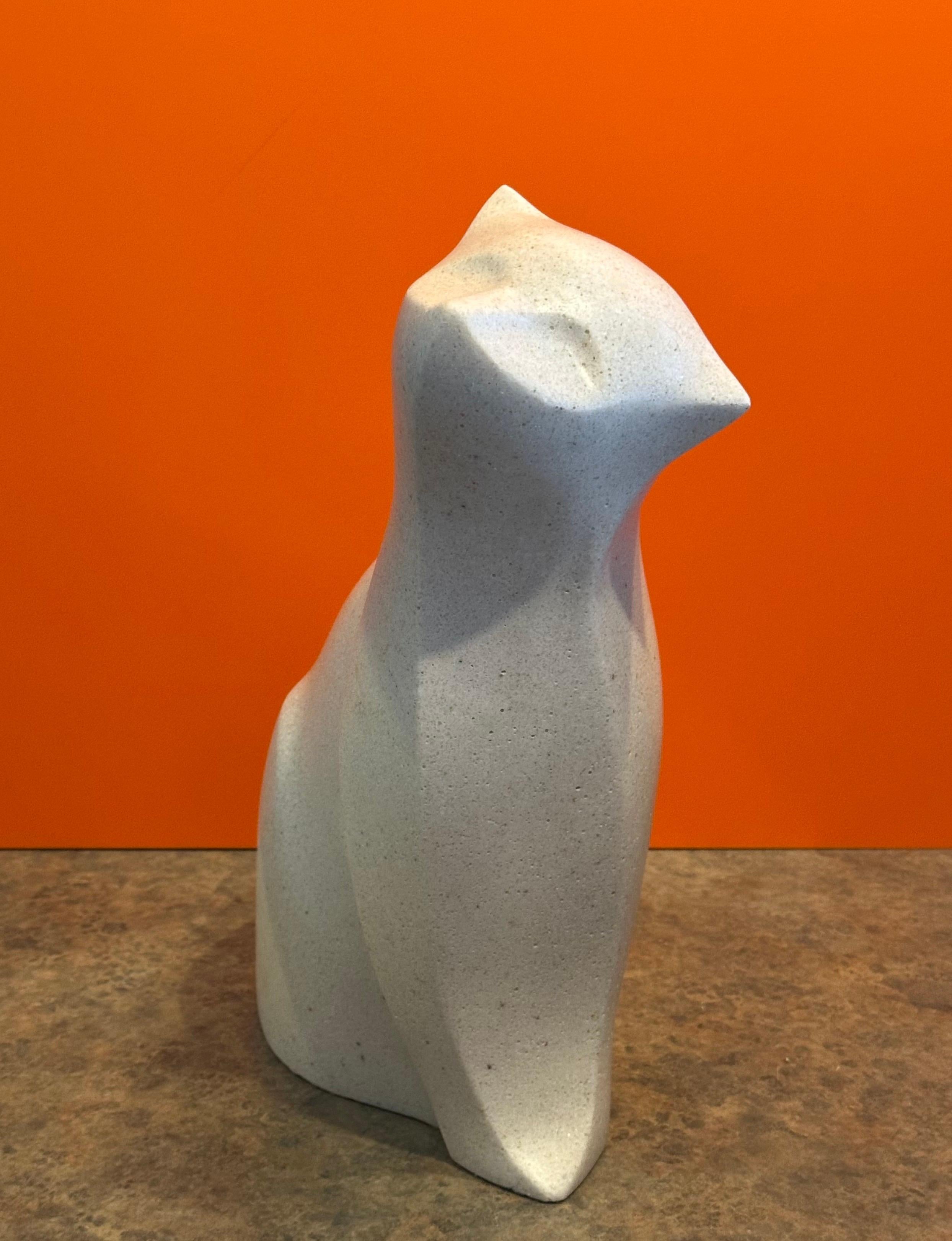 Pierre Sculpture moderniste de chat en pierre blanche de l'artiste japonais Masatoyo Kishi Kuki en vente