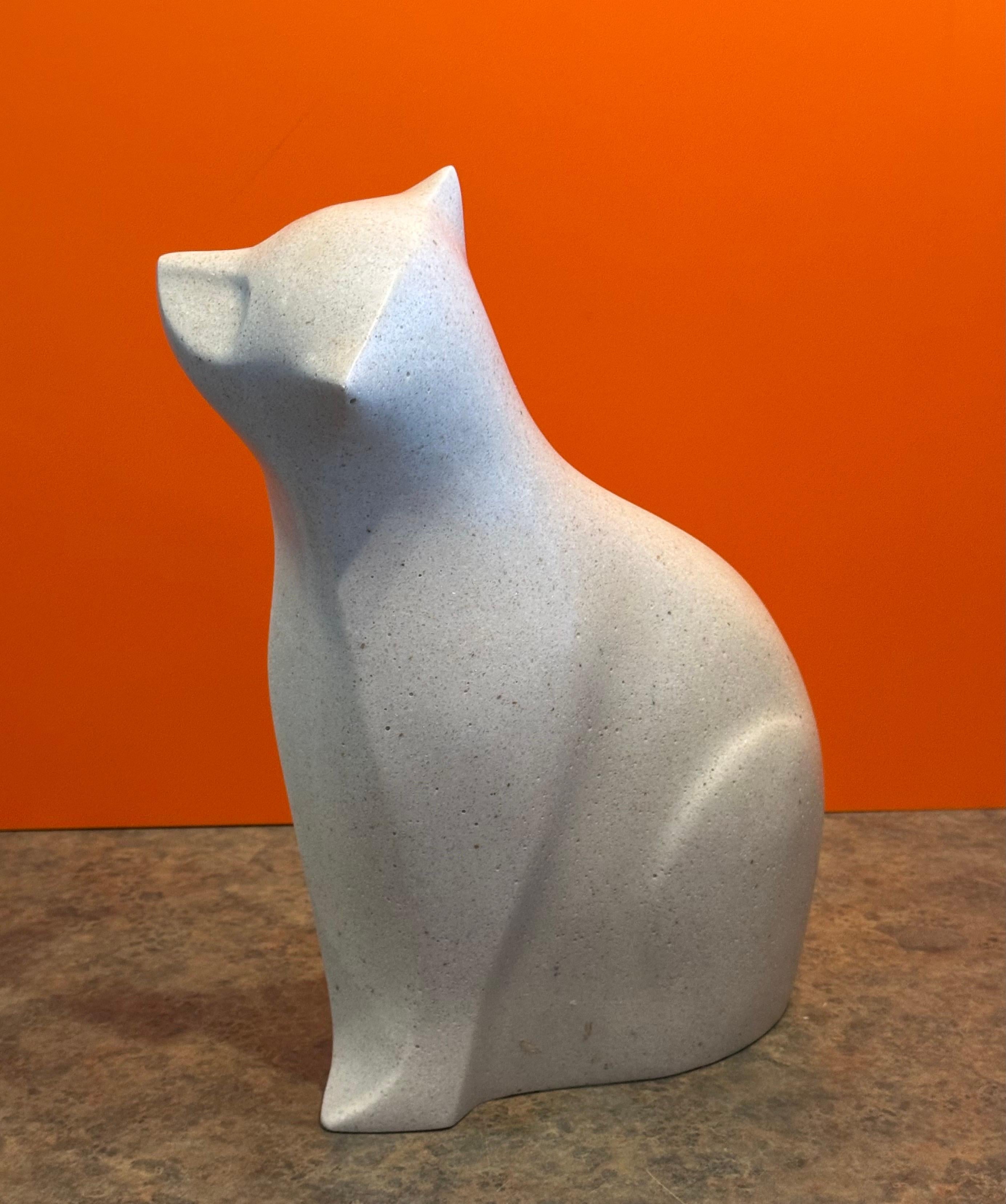 Sculpture moderniste de chat en pierre blanche de l'artiste japonais Masatoyo Kishi Kuki en vente 1