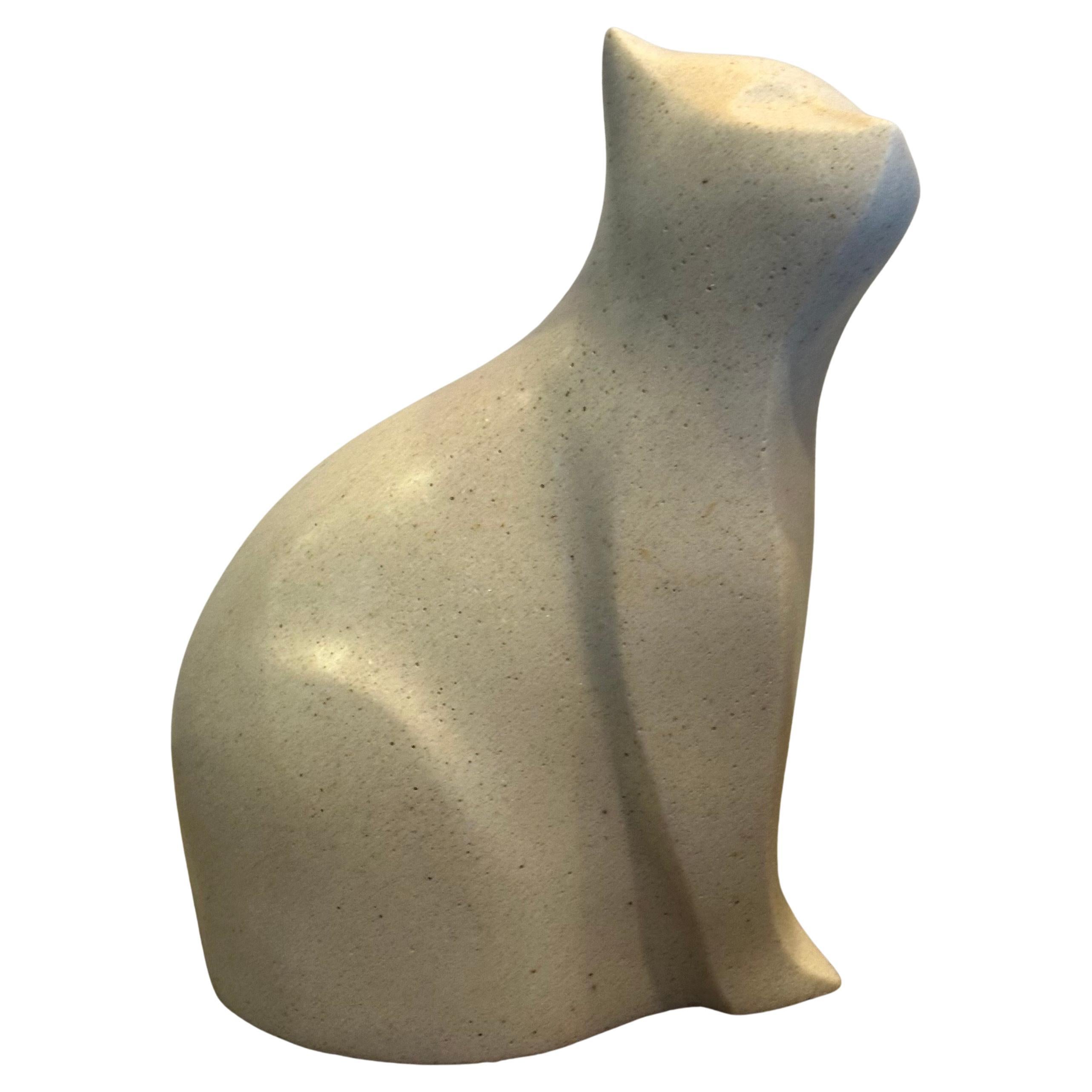 Sculpture moderniste de chat en pierre blanche de l'artiste japonais Masatoyo Kishi Kuki