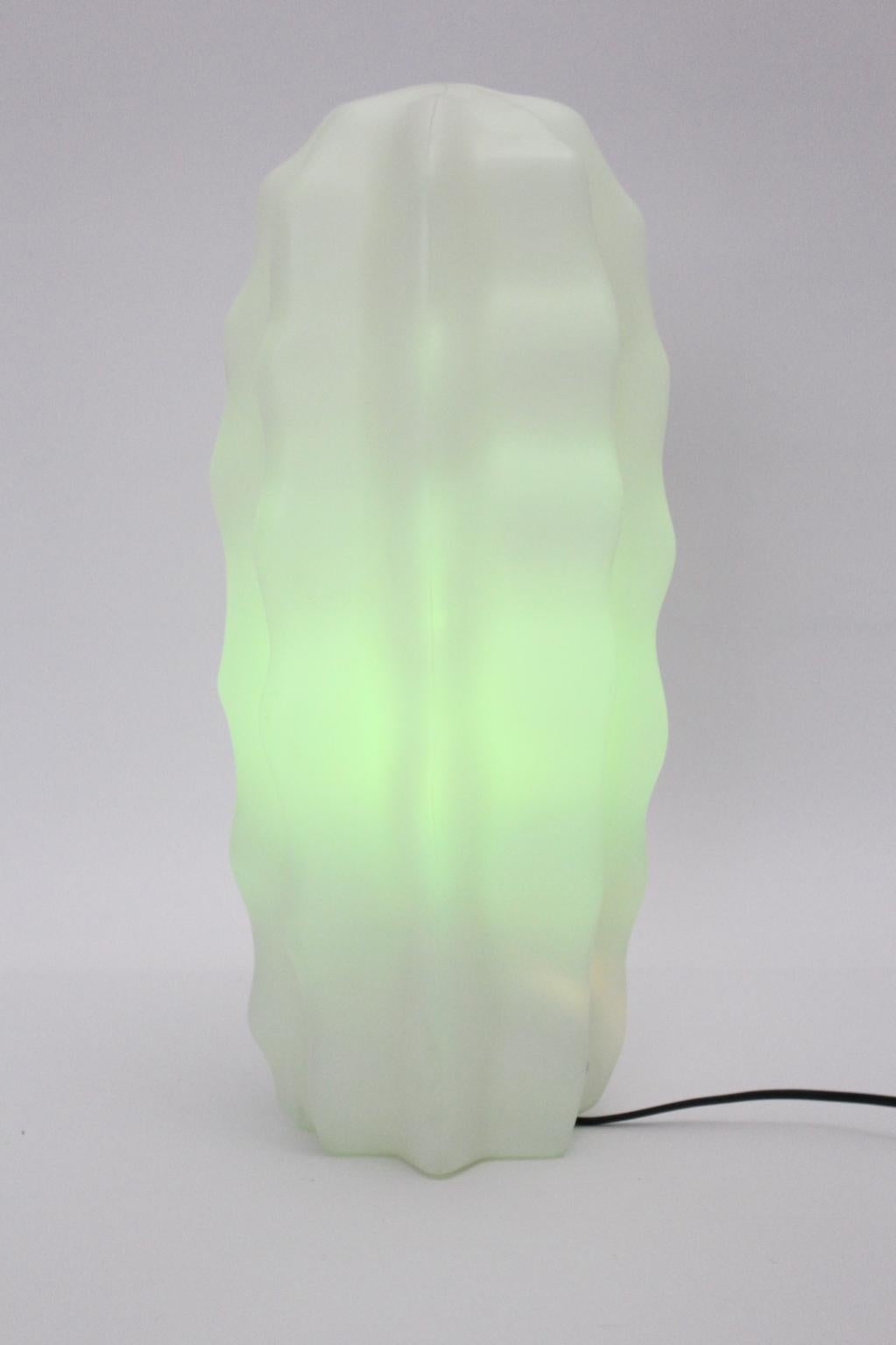 La lampada da tavolo vintage in plastica bianca è stata progettata e realizzata da Elmar Flötotto, Germania, anni Settanta.
La lampada da tavolo vintage di nome Sucu è etichettata. Inoltre, la lampada da tavolo è dotata di un interruttore