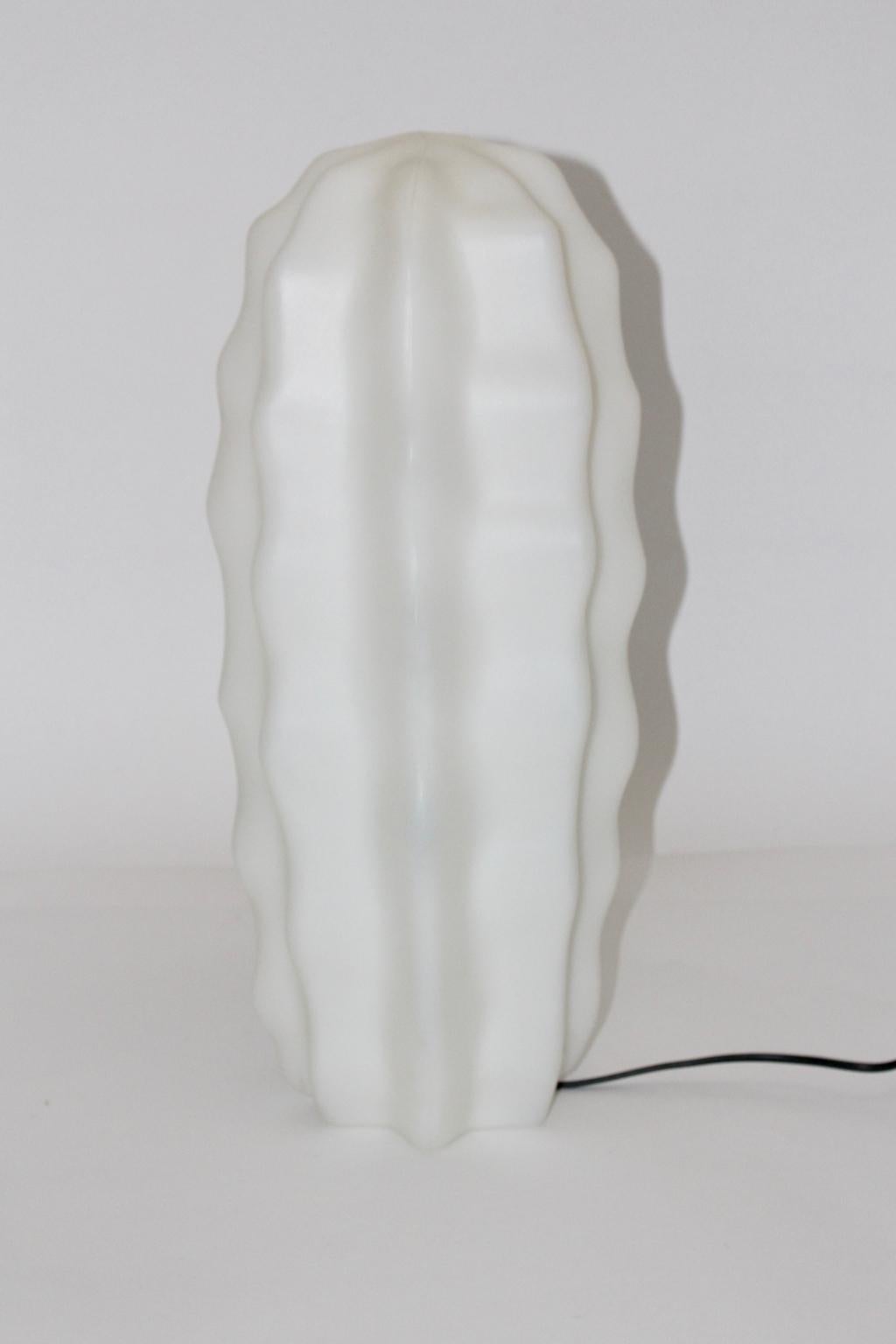 Tedesco Lampada da tavolo modernista Sucu di Flötotto in plastica bianca vintage, Germania 1970 in vendita