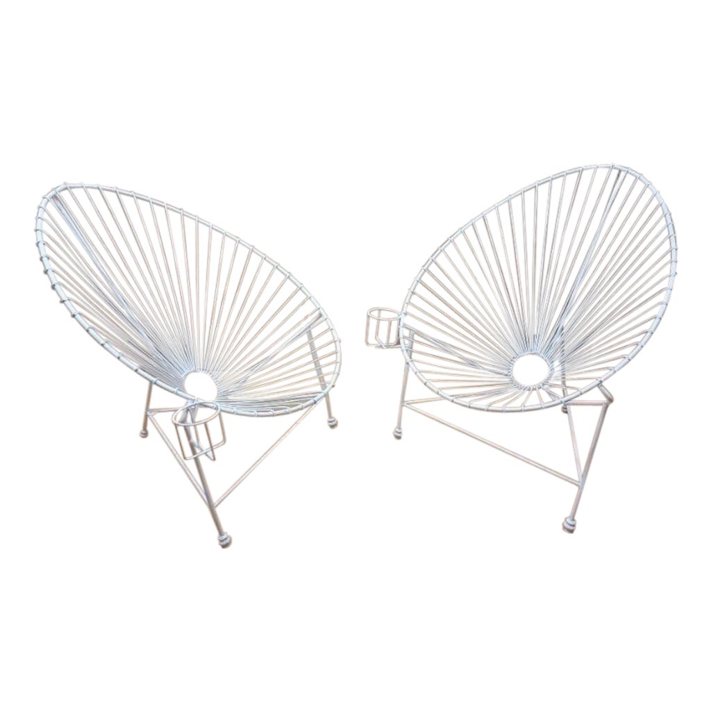 Chaises de jardin modernistes en fil de fer blanc à la manière de Mathieu Matégot, la paire en vente