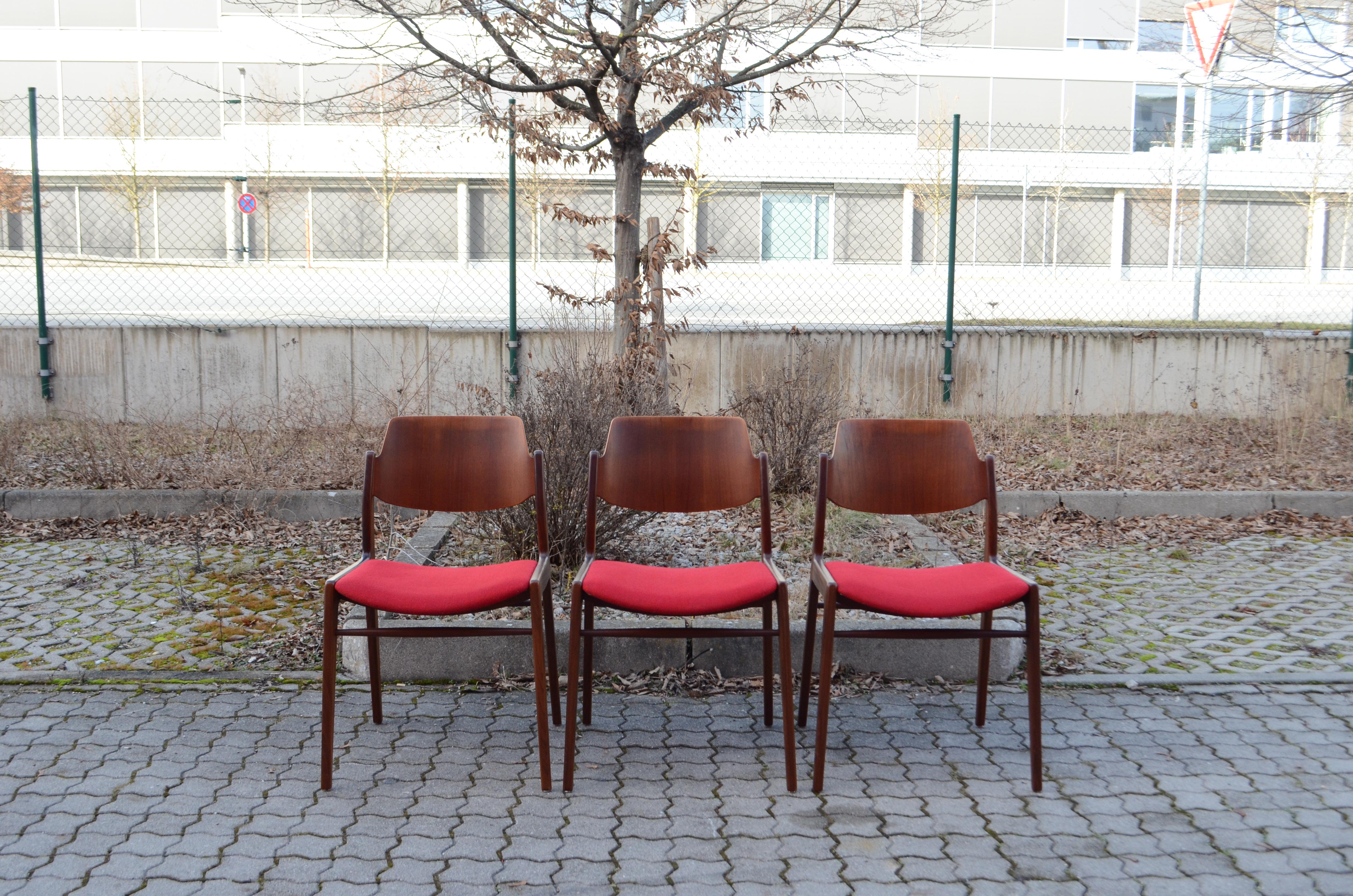 Teak armchair designed by Hartmut Lohmeyer for Wilkhahn Modell 476 A .
Back are made in plywood teak.
The solid frame is made in darker teak.
Red fabric Halingdal from Kvadrat.
3 chairs available.
   