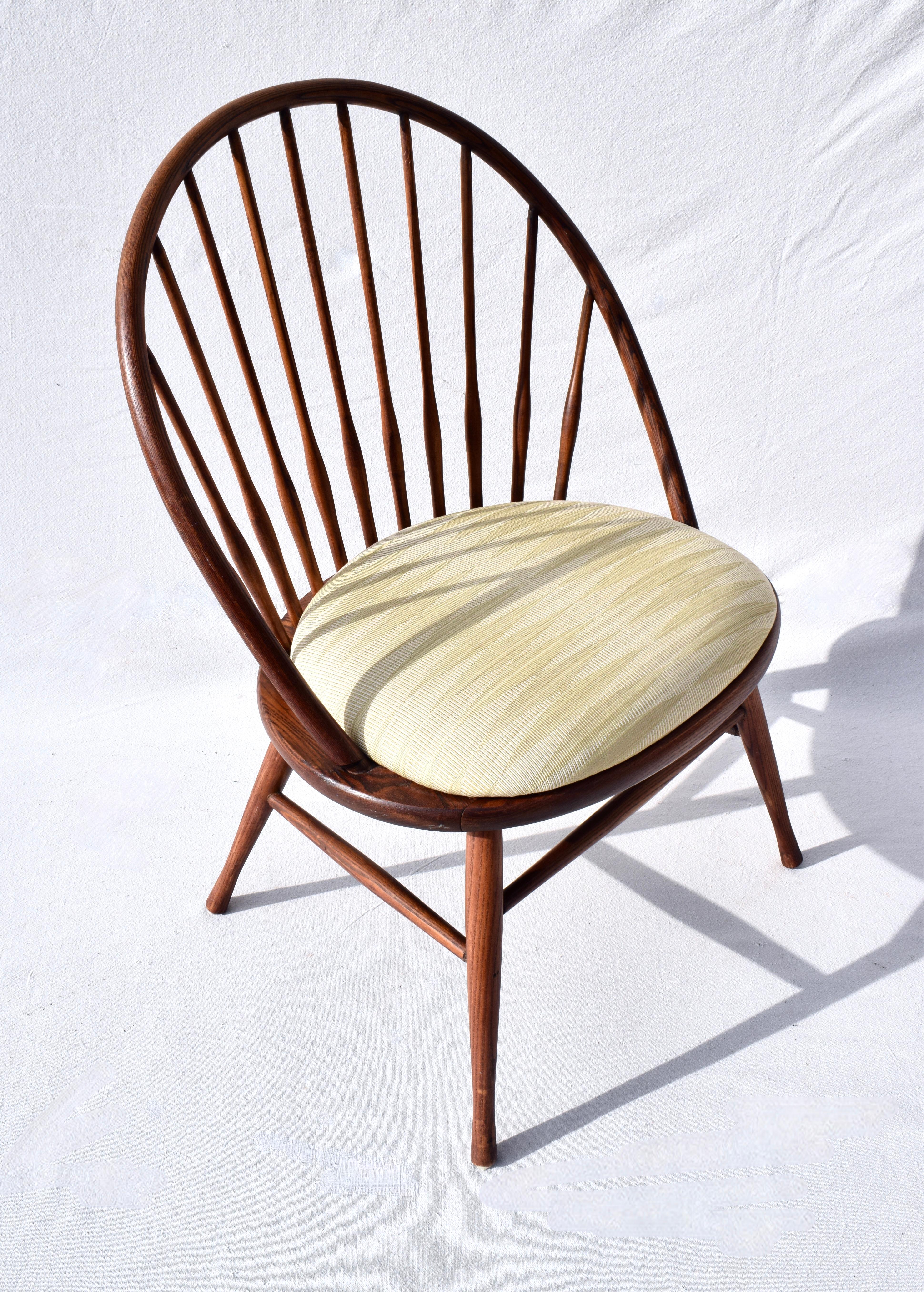 Modernistischer Stuhl im Windsor-Stil aus Eiche, hergestellt in Schweden (Skandinavische Moderne) im Angebot