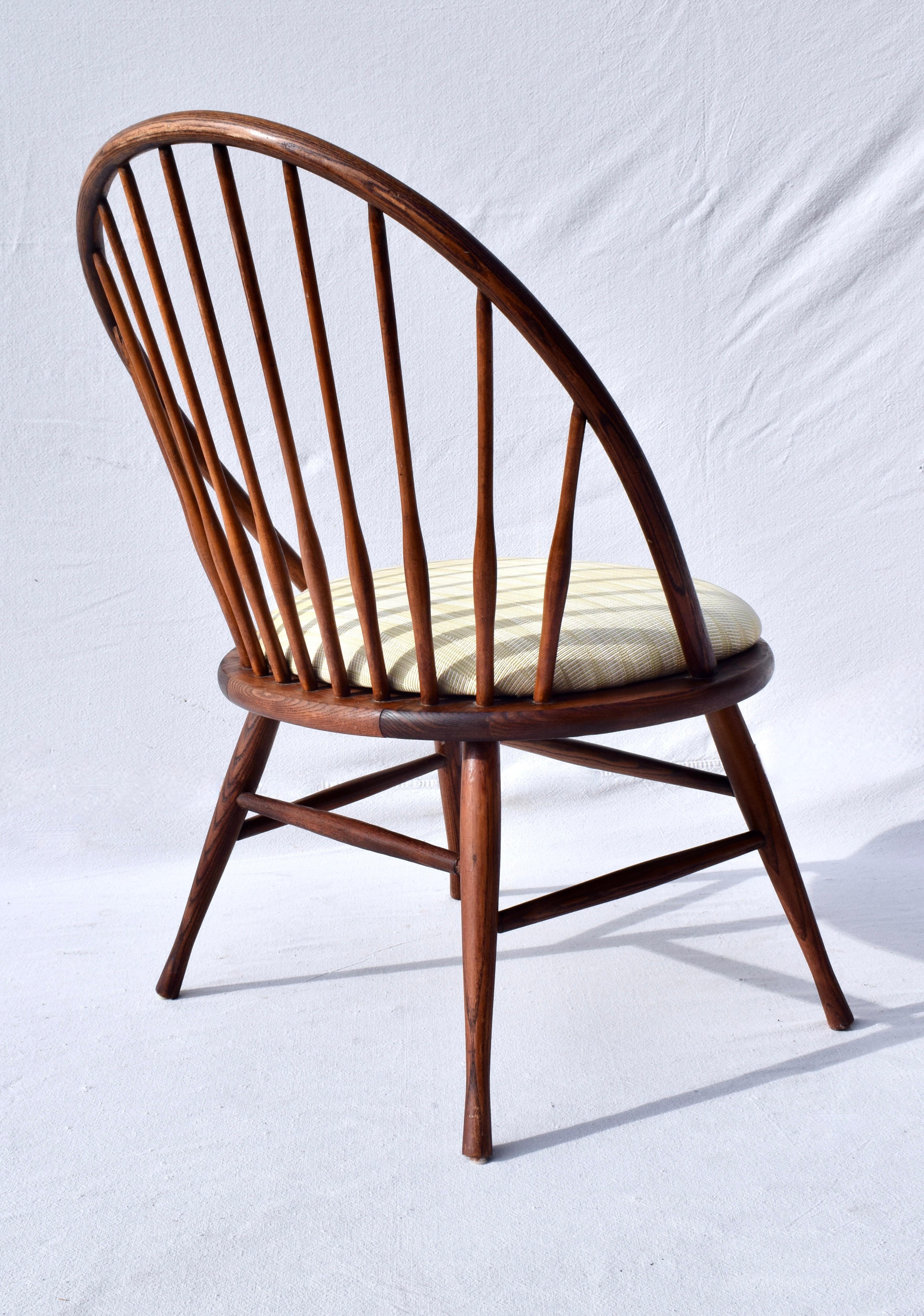 Modernistischer Stuhl im Windsor-Stil aus Eiche, hergestellt in Schweden (Schwedisch) im Angebot