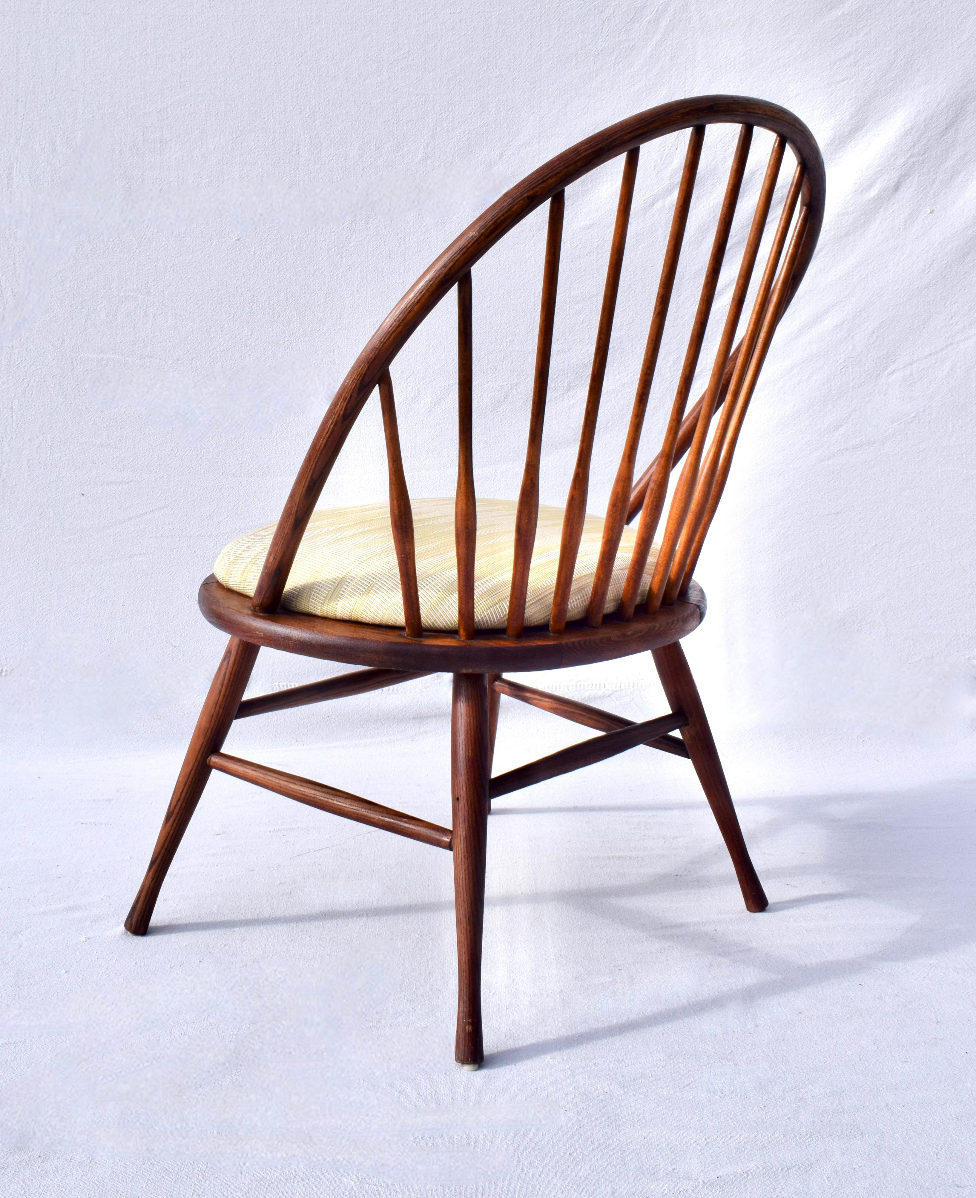 Modernistischer Stuhl im Windsor-Stil aus Eiche, hergestellt in Schweden im Angebot 1