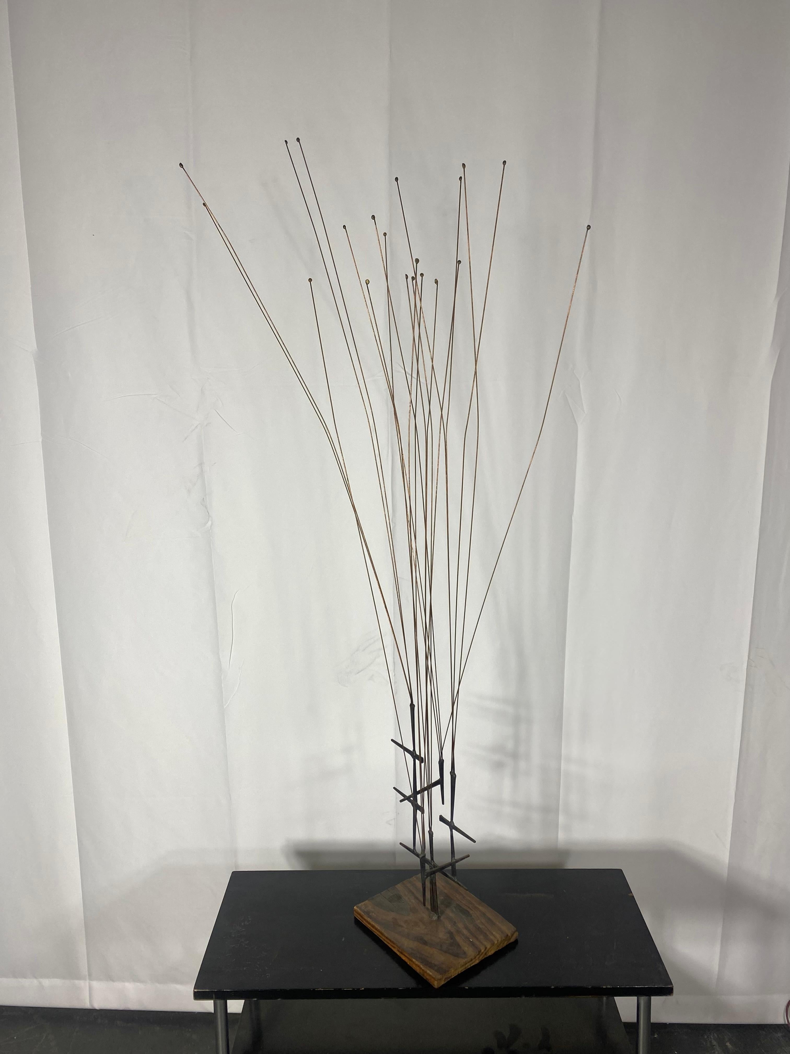 Fait main Sculpture de table cinétique moderniste en bois et métal... d'après Bertoia en vente