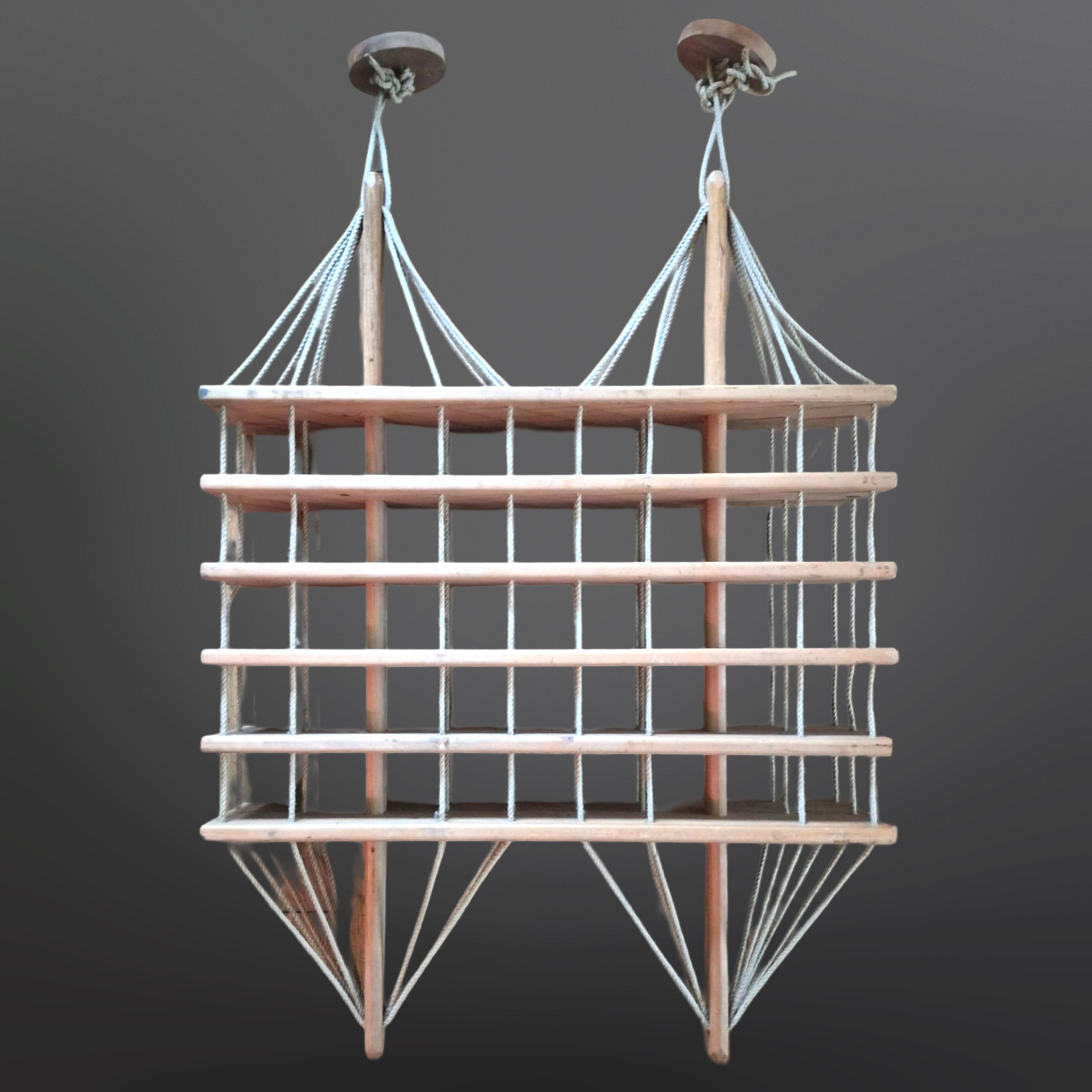 Modernistischer hängender Weinregal aus Holz und Seil, Niederlande 1970er Jahre im Angebot 4
