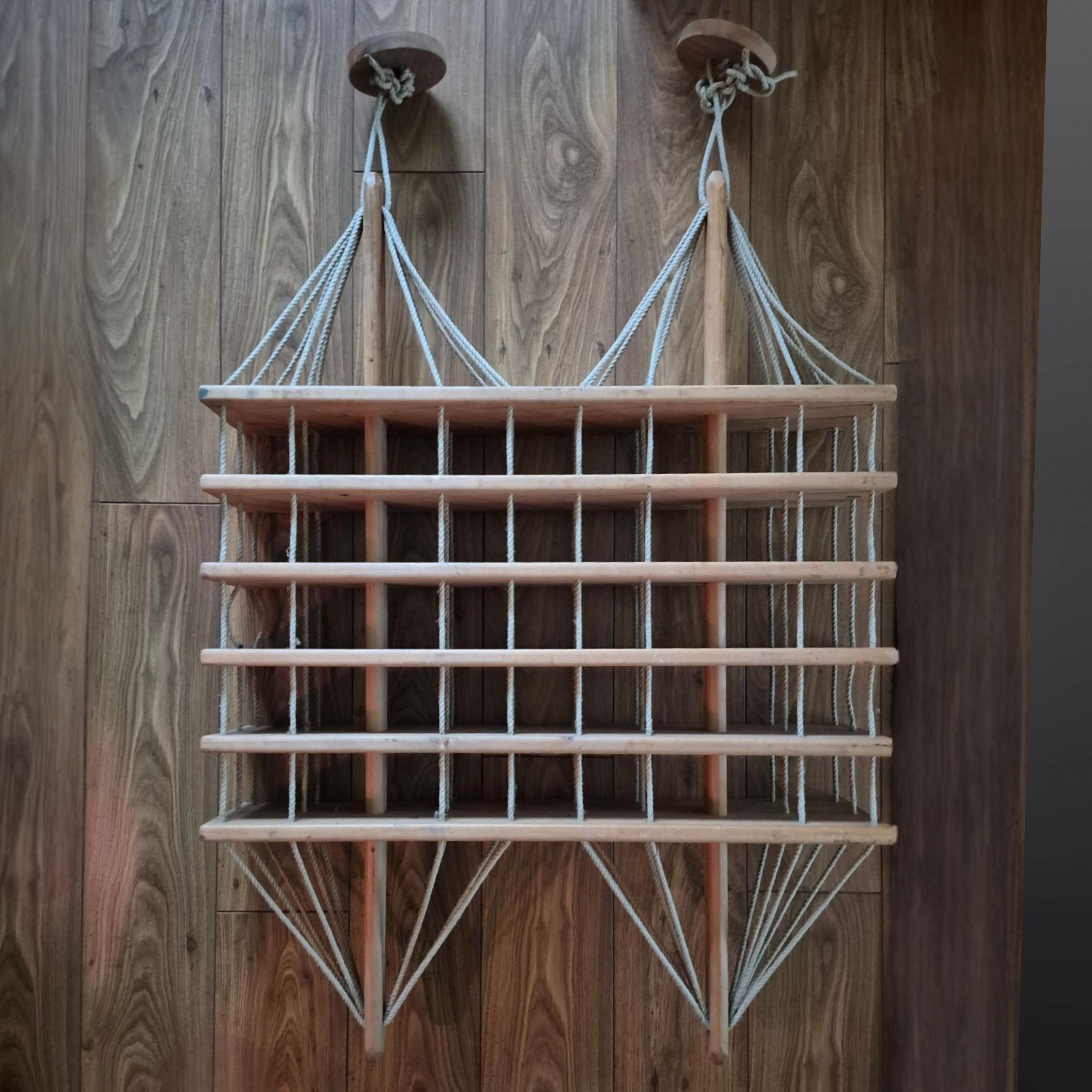 Modernistischer hängender Weinregal aus Holz und Seil, Niederlande 1970er Jahre im Angebot 5