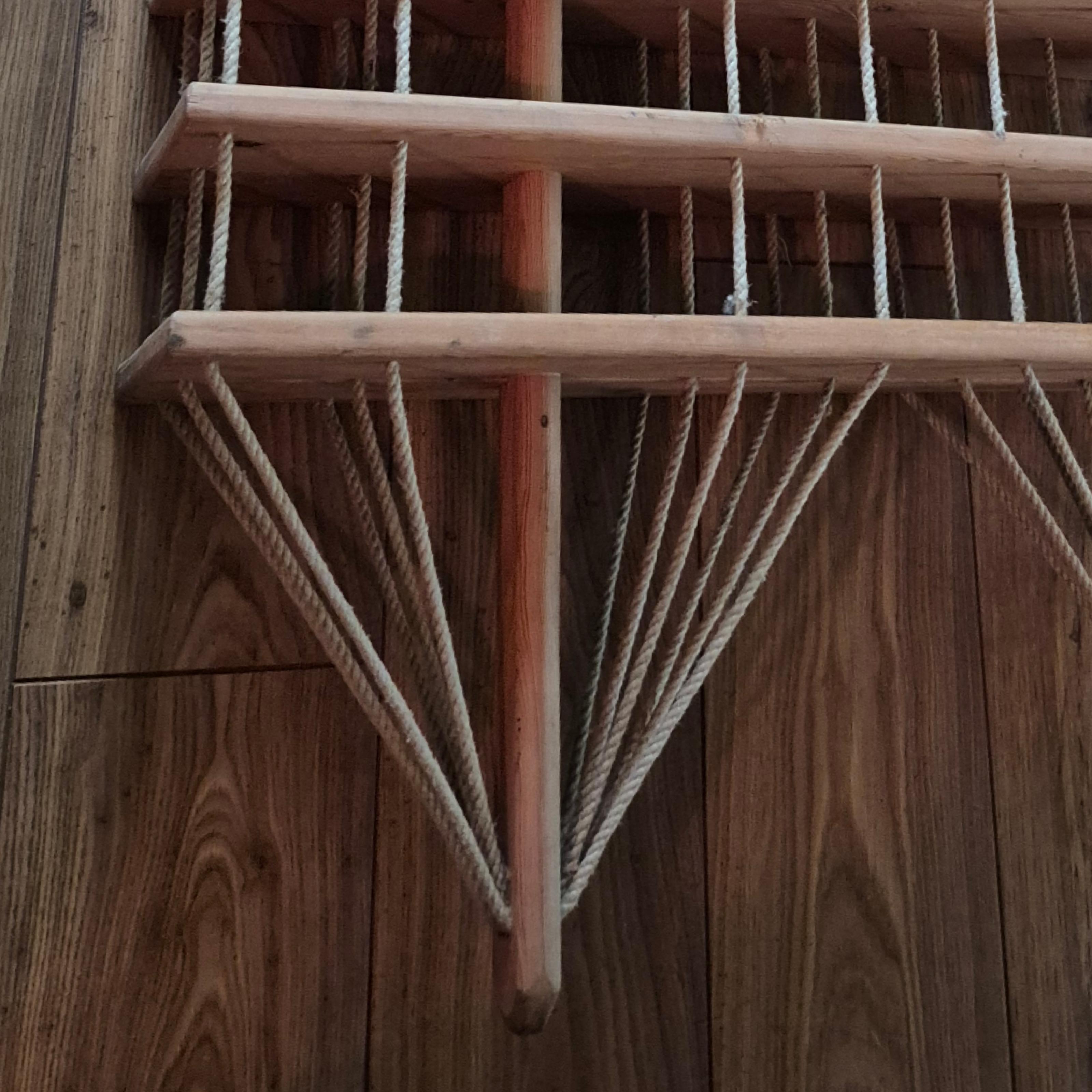Modernistischer hängender Weinregal aus Holz und Seil, Niederlande 1970er Jahre (Handgefertigt) im Angebot