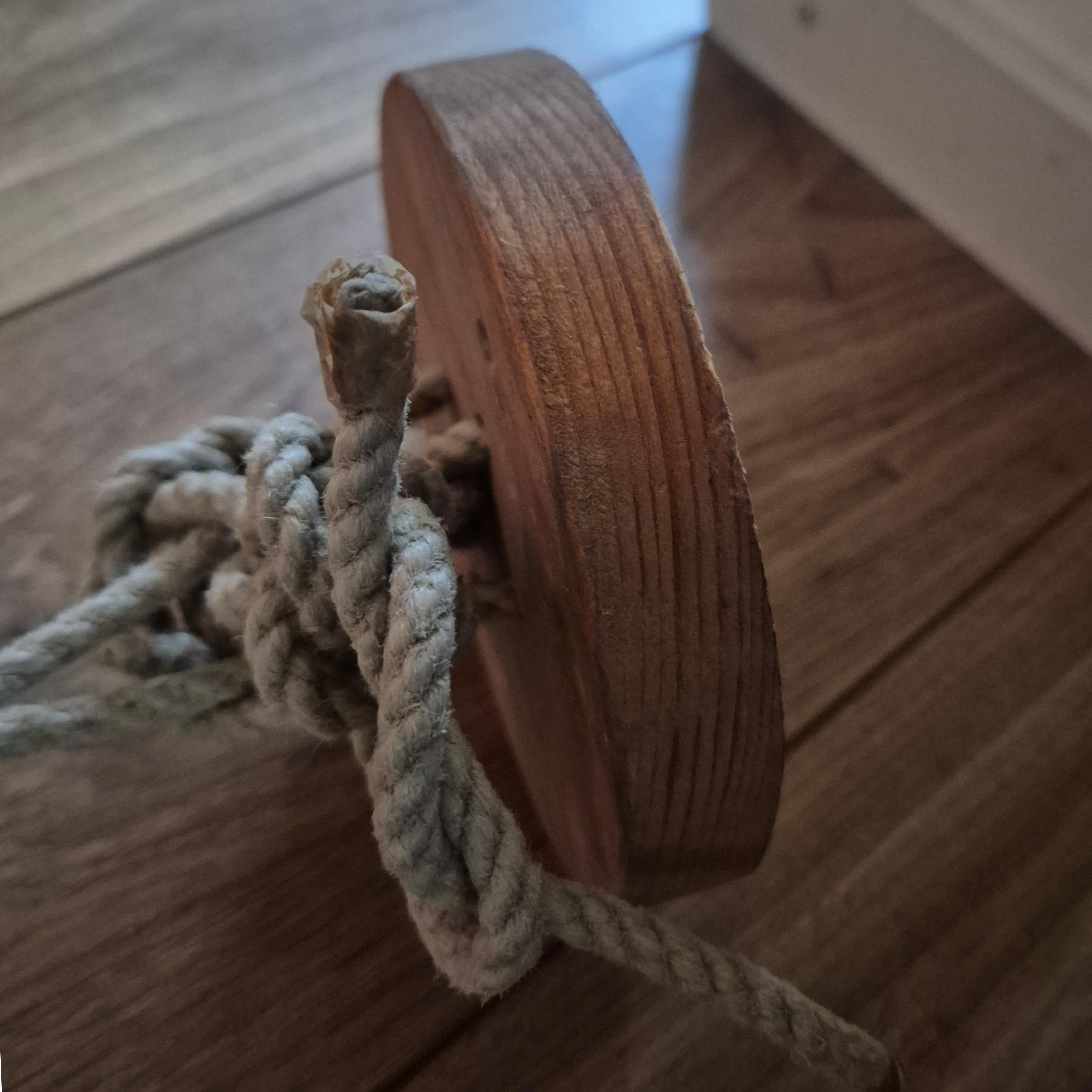 Modernistischer hängender Weinregal aus Holz und Seil, Niederlande 1970er Jahre im Zustand „Gut“ im Angebot in ECHT, NL