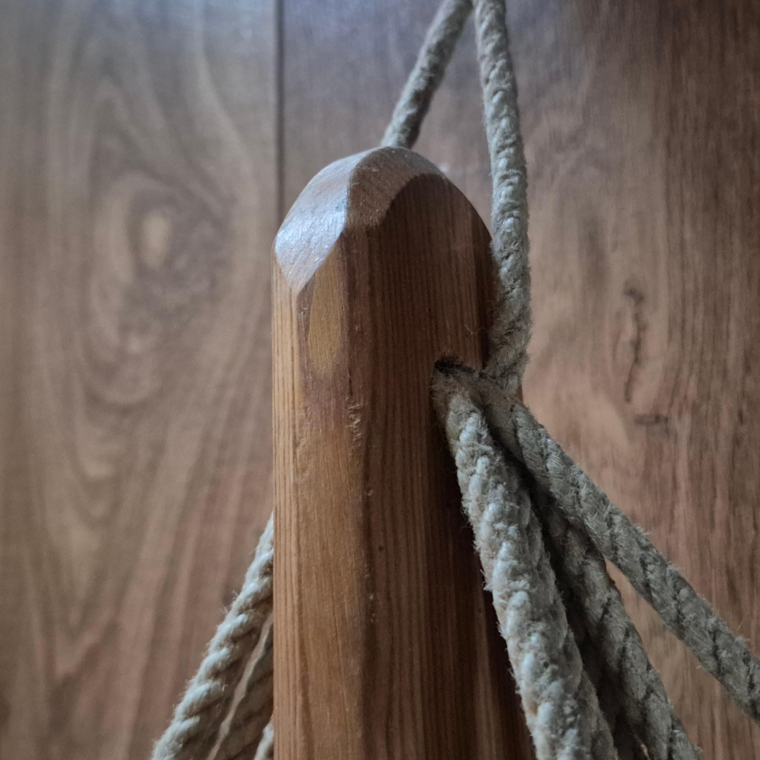 Modernistischer hängender Weinregal aus Holz und Seil, Niederlande 1970er Jahre (20. Jahrhundert) im Angebot