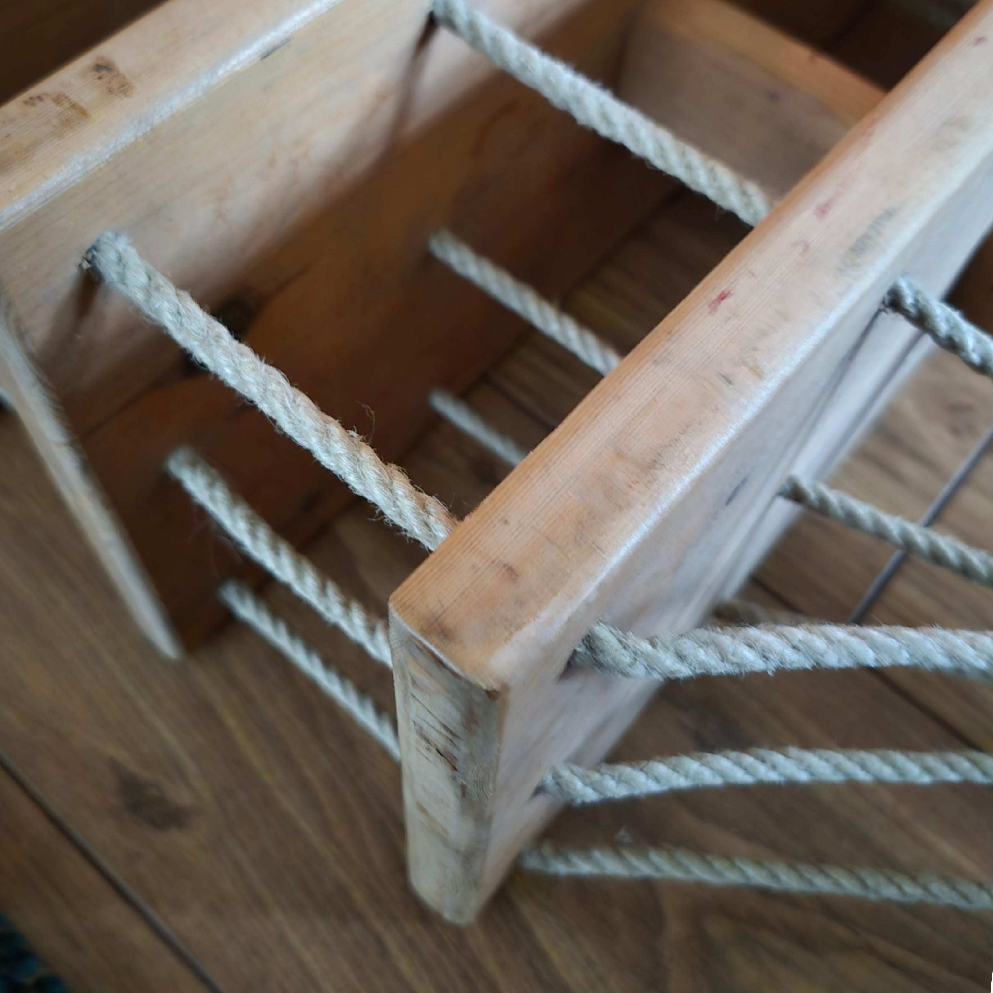 Modernistischer hängender Weinregal aus Holz und Seil, Niederlande 1970er Jahre im Angebot 1