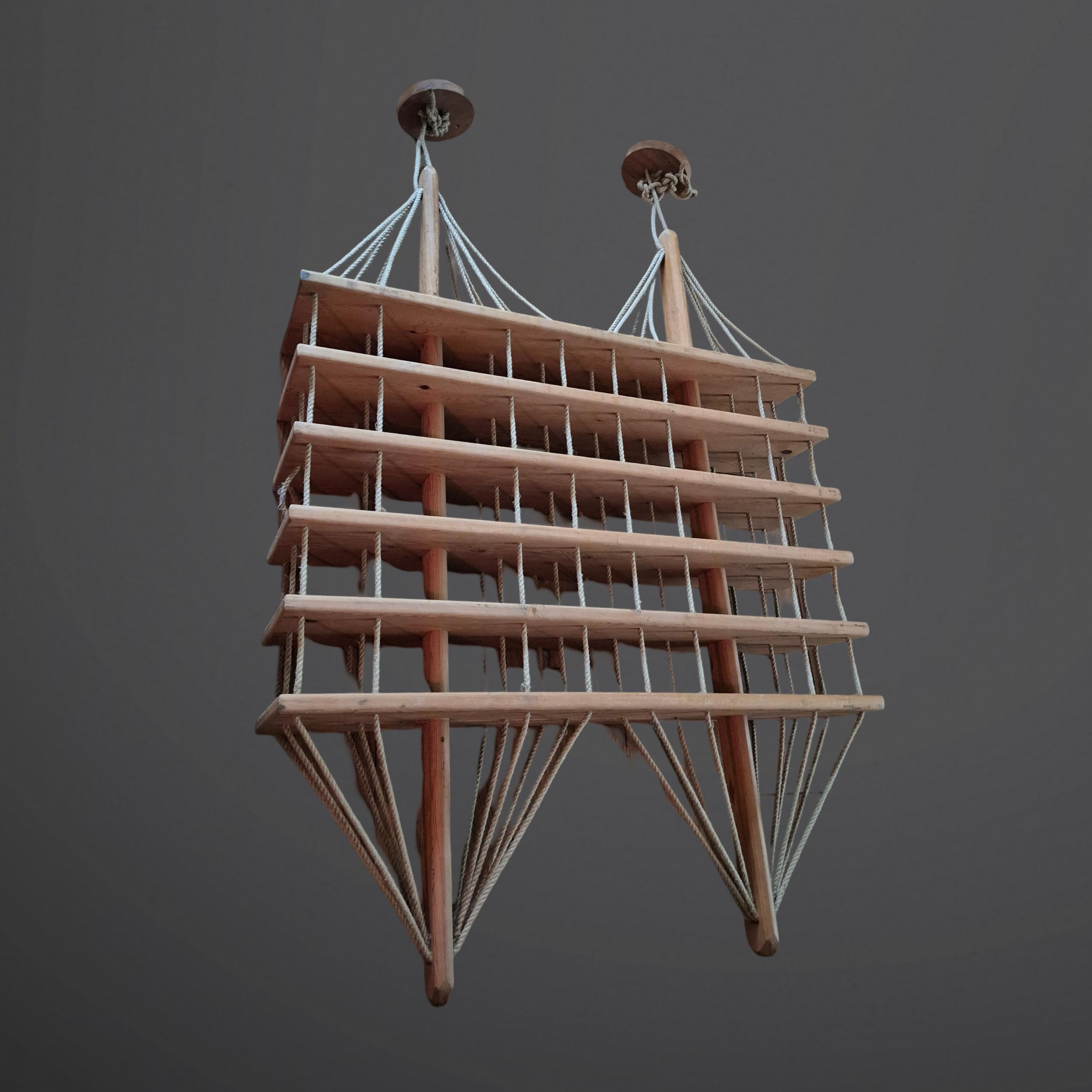 Modernistischer hängender Weinregal aus Holz und Seil, Niederlande 1970er Jahre im Angebot 2