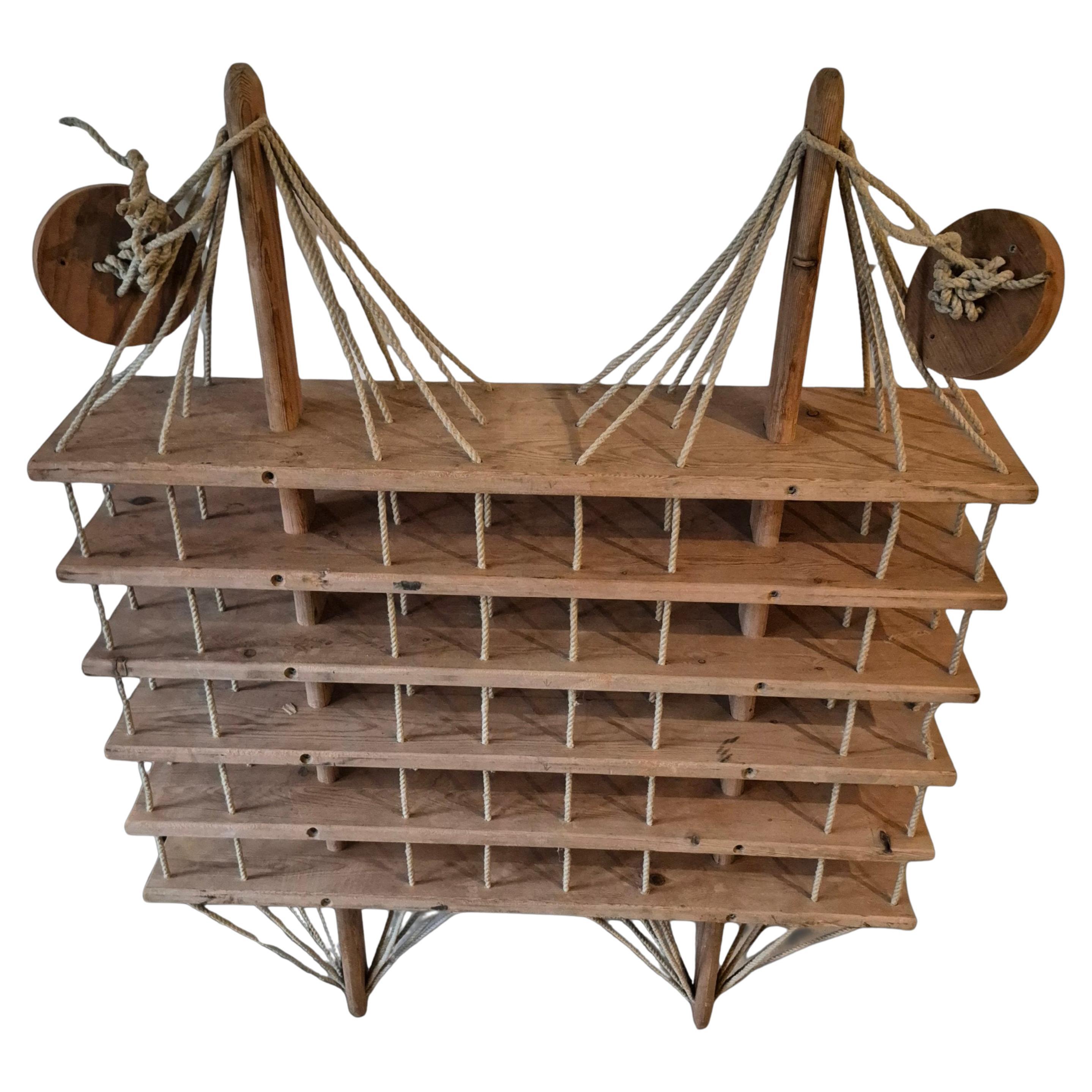 Modernistischer hängender Weinregal aus Holz und Seil, Niederlande 1970er Jahre im Angebot