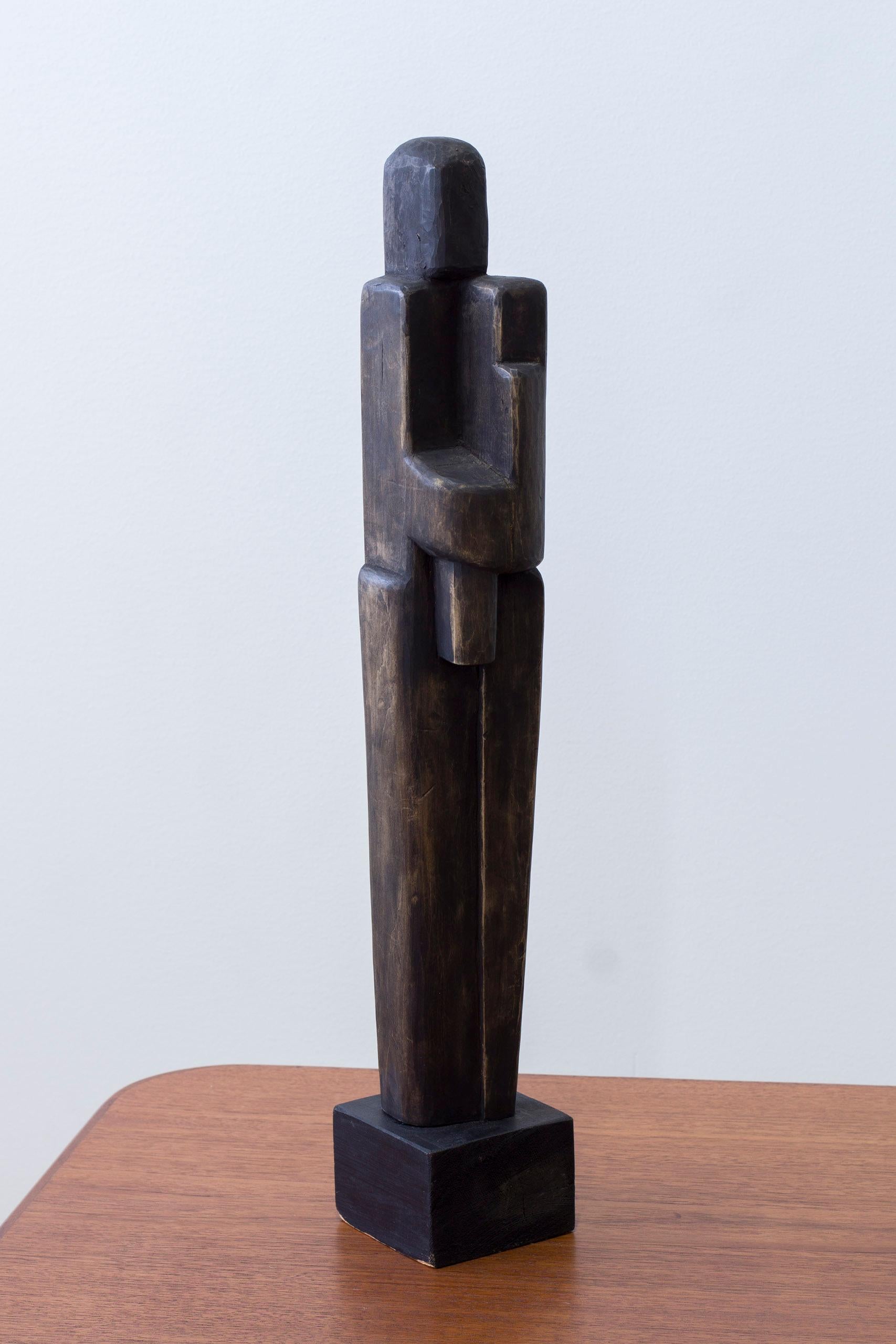 Escultura modernista de escultor sueco desconocido. Fabricado en 1962 y firmado con el nombre del artista boholm y el año -62. Tallado a mano en madera con un acabado teñido oscuro. Buen estado vintage con desgaste y pátina propios de la edad.