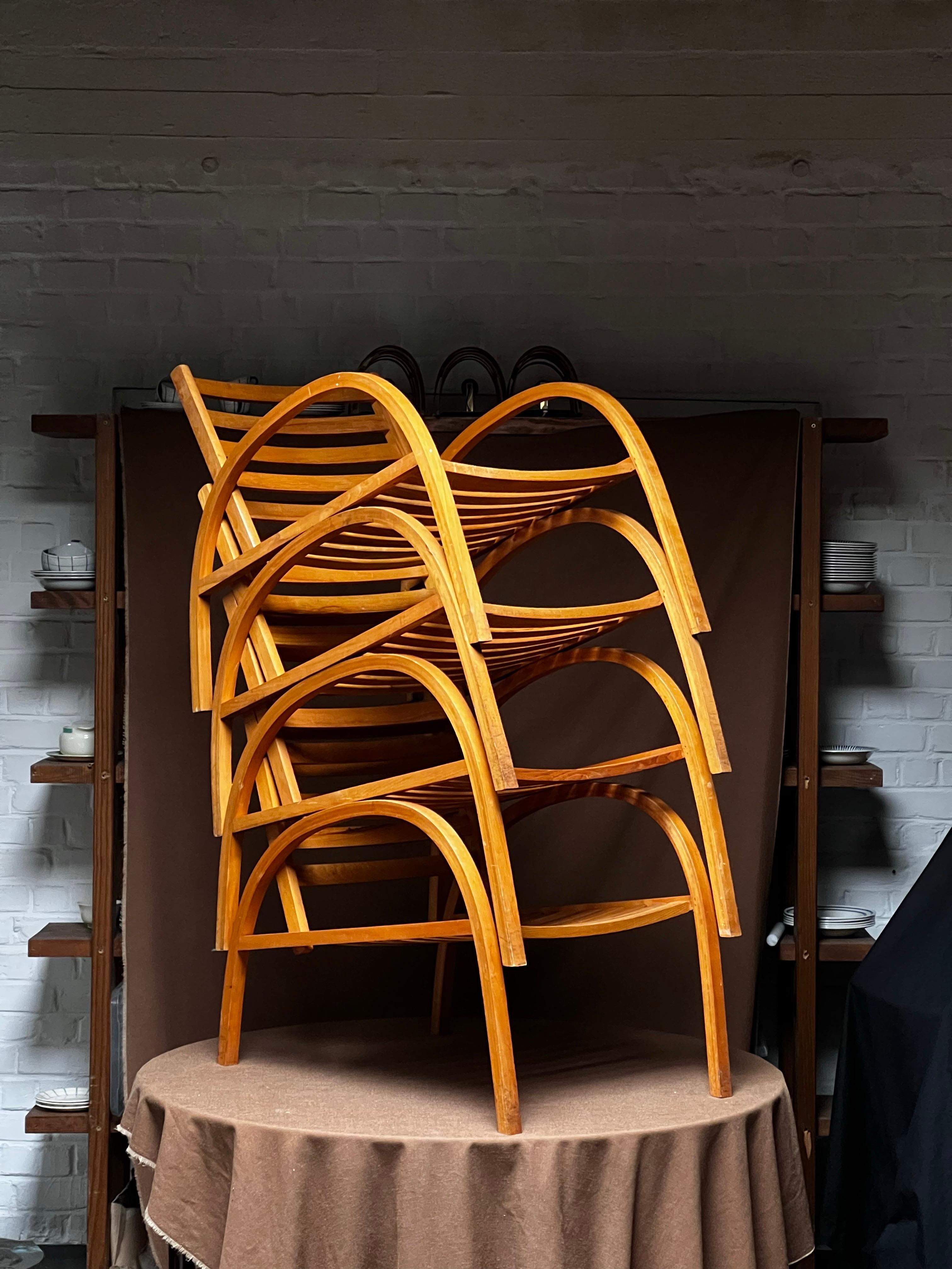 Série de 4 élégantes chaises minimales empilables. Fabriqué en bois de bouleau. Cet ensemble date des années 1940 et a été produit en Suède. Il est très difficile de trouver un bel ensemble de patio/jardin de cette époque. Nous avons une table basse