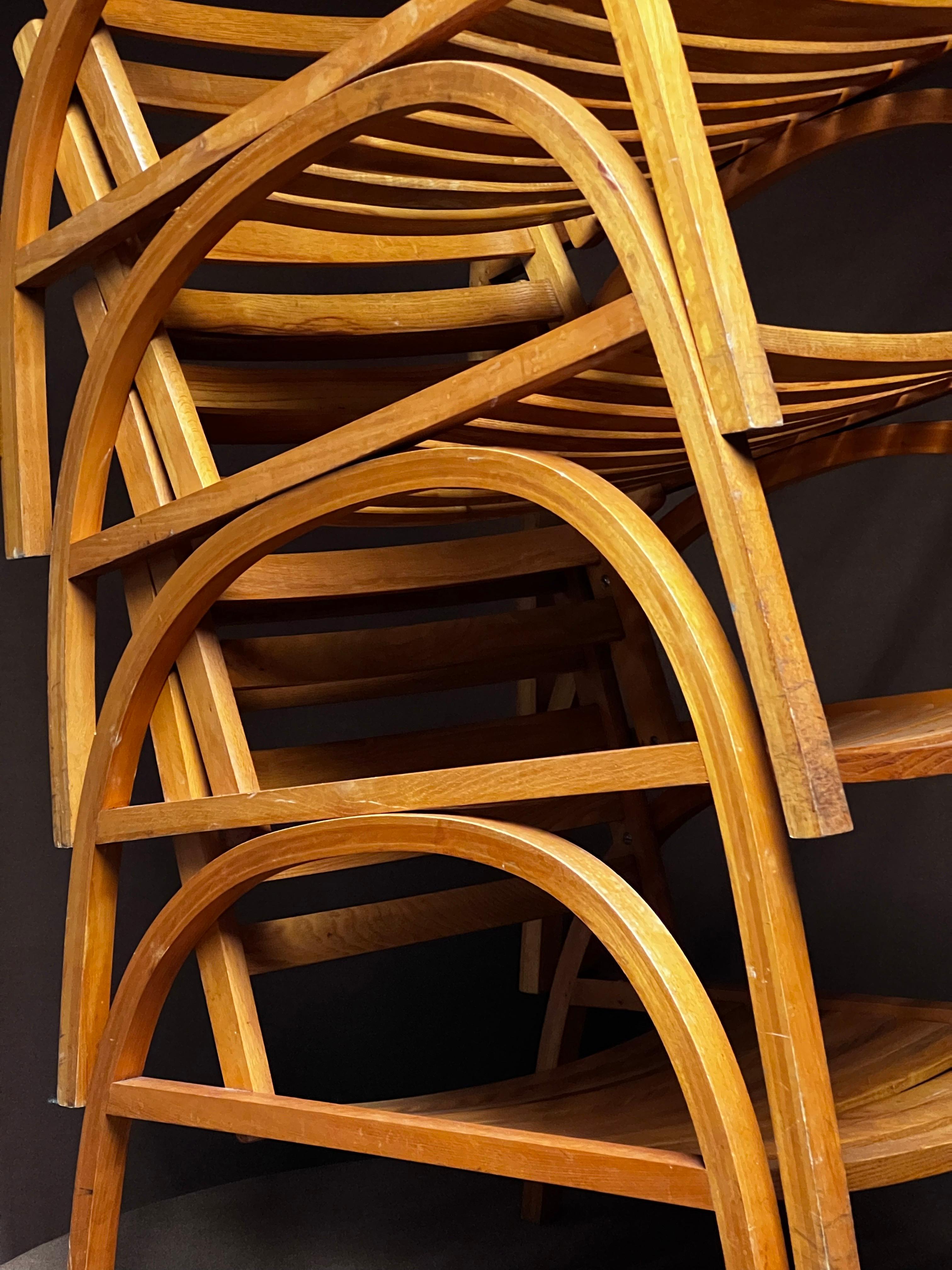 Art déco Ensemble de 4 chaises d'extérieur modernistes en bois empilables des années 1930 en vente