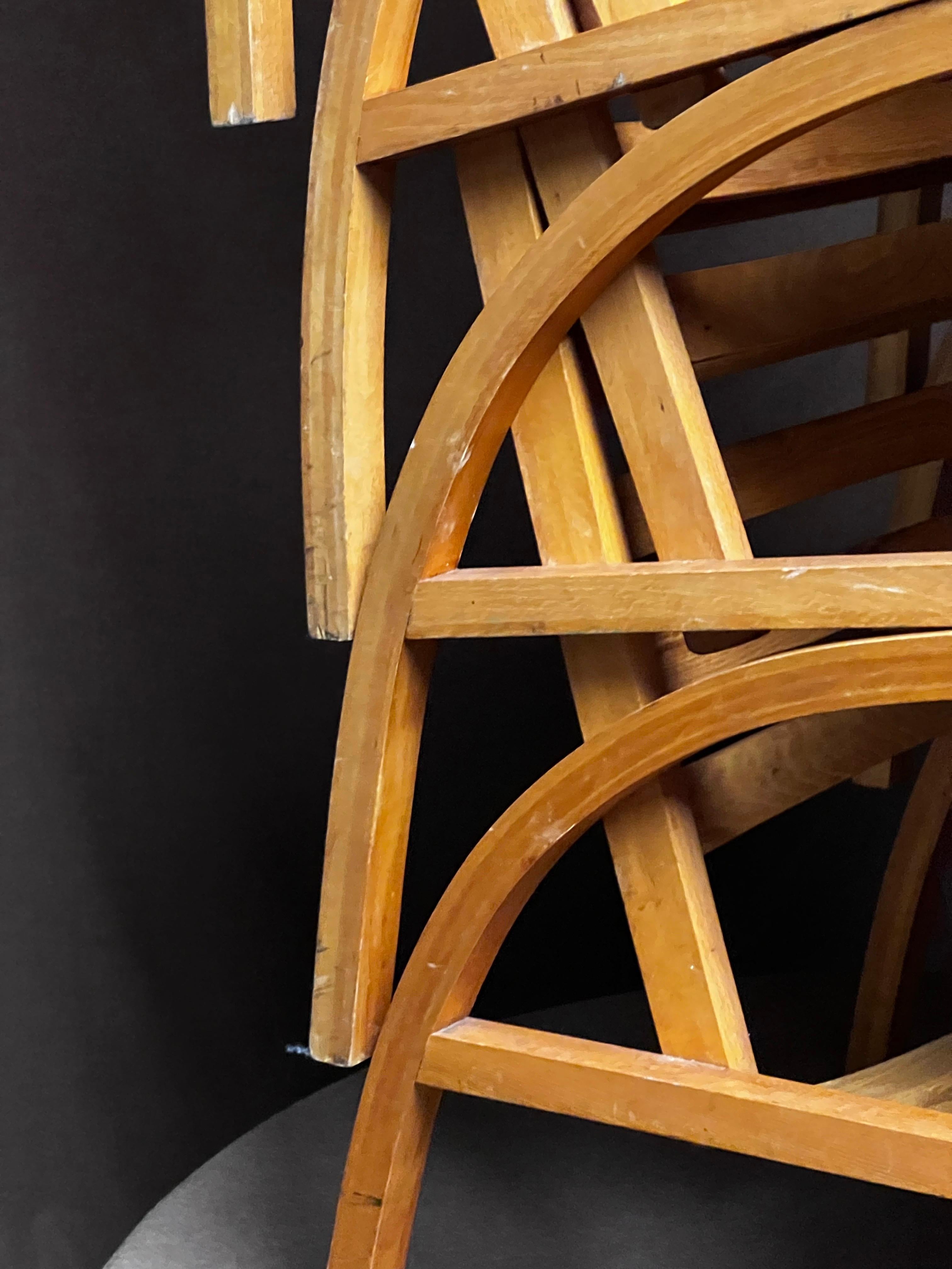 Suédois Ensemble de 4 chaises d'extérieur modernistes en bois empilables des années 1930 en vente