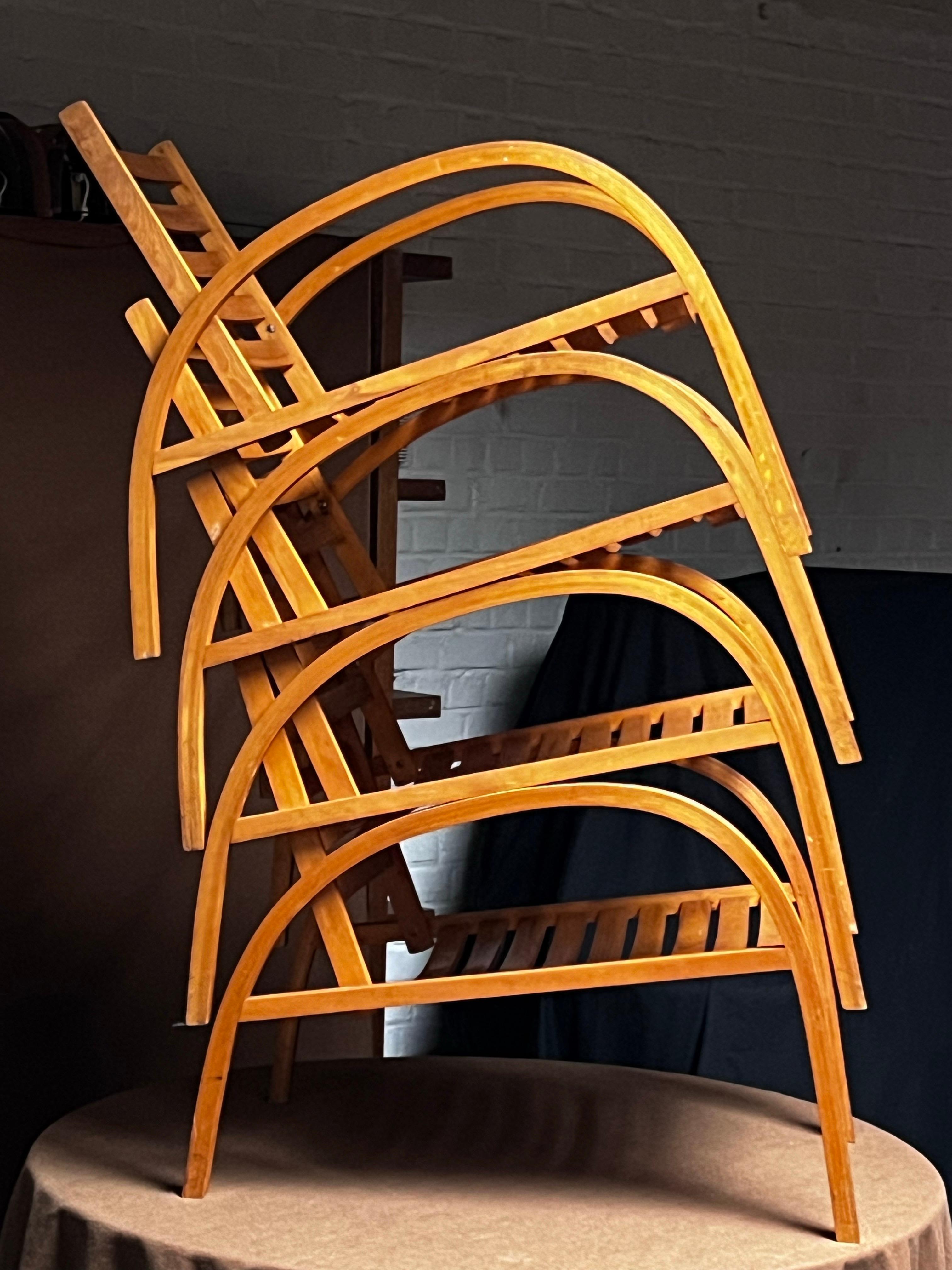 Fait main Ensemble de 4 chaises d'extérieur modernistes en bois empilables des années 1930 en vente