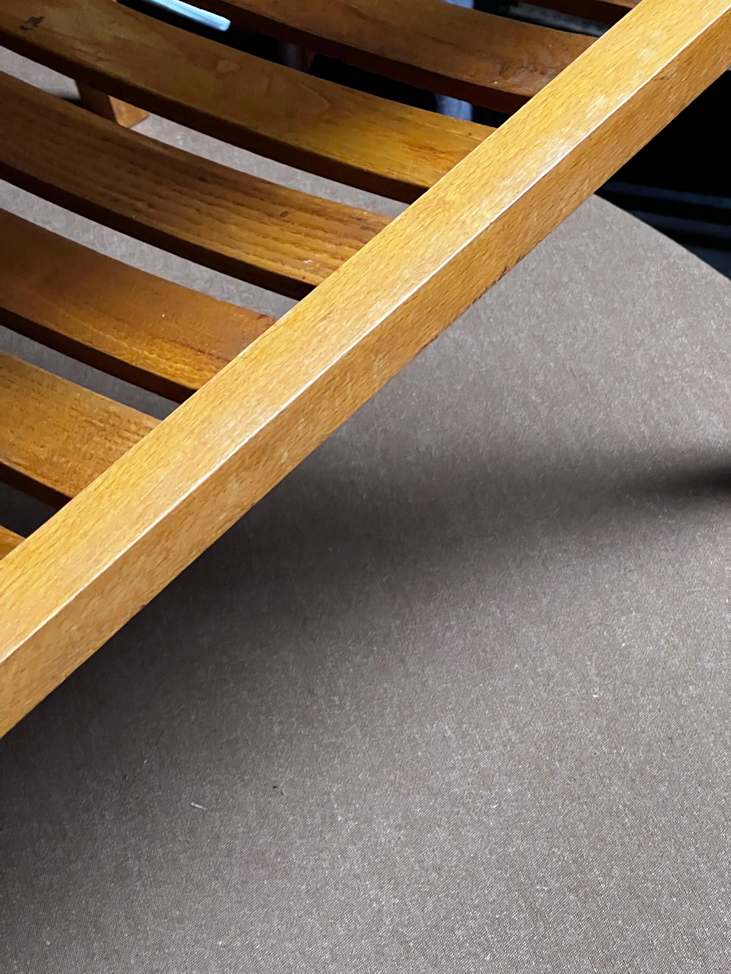 Bois de feuillus Ensemble de 4 chaises d'extérieur modernistes en bois empilables des années 1930 en vente