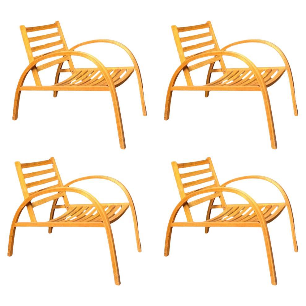 Ensemble de 4 chaises d'extérieur modernistes en bois empilables des années 1930