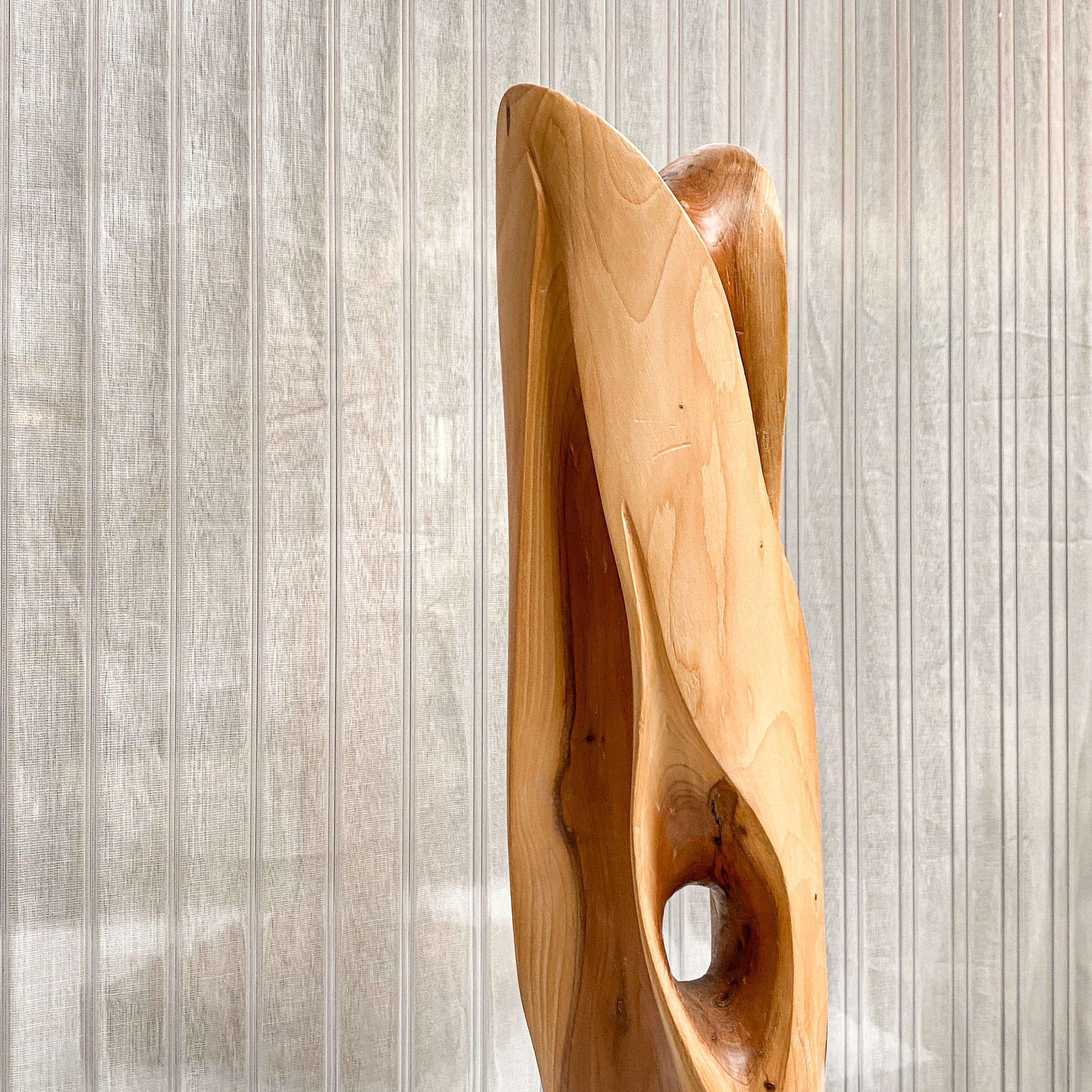 Sculpture moderniste en bois de style abstrait en forme de totem complexe sur une base en bois en vente 1