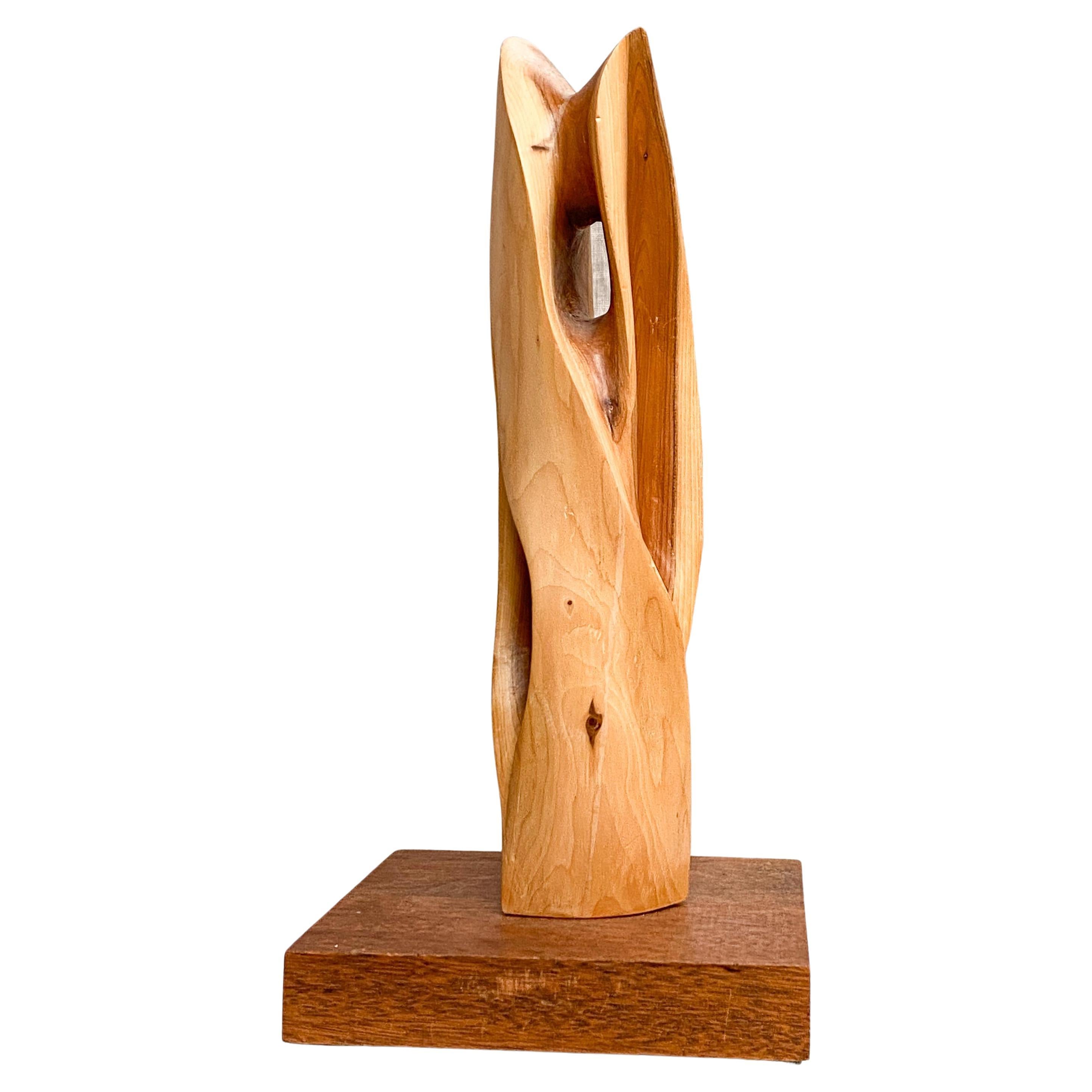 Escultura modernista de madera en forma de TOTEM abstracto e intrincado sobre una base de madera