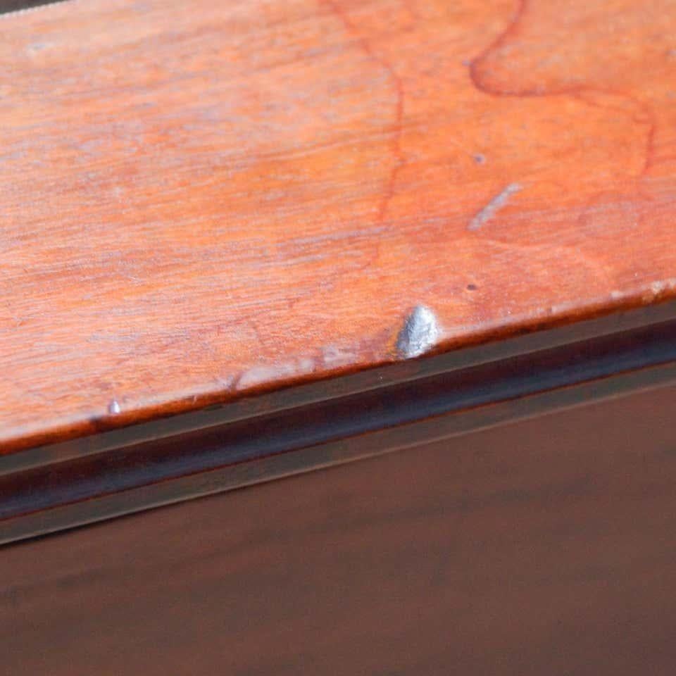 Modernistischer Holztisch mit gepolsterter Platte - Anfang 20. Jahrhundert, Spanien im Angebot 6