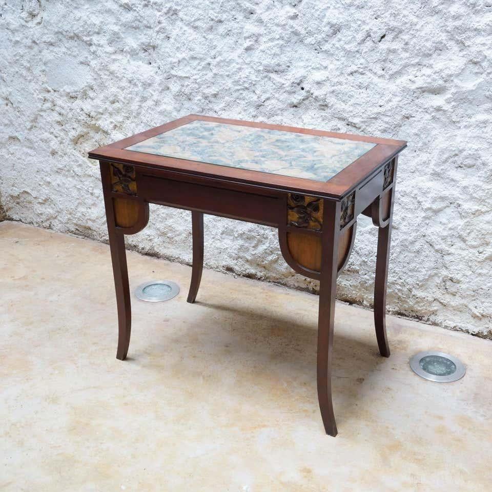 Modernistischer Holztisch mit gepolsterter Platte - Anfang 20. Jahrhundert, Spanien (Sonstiges) im Angebot
