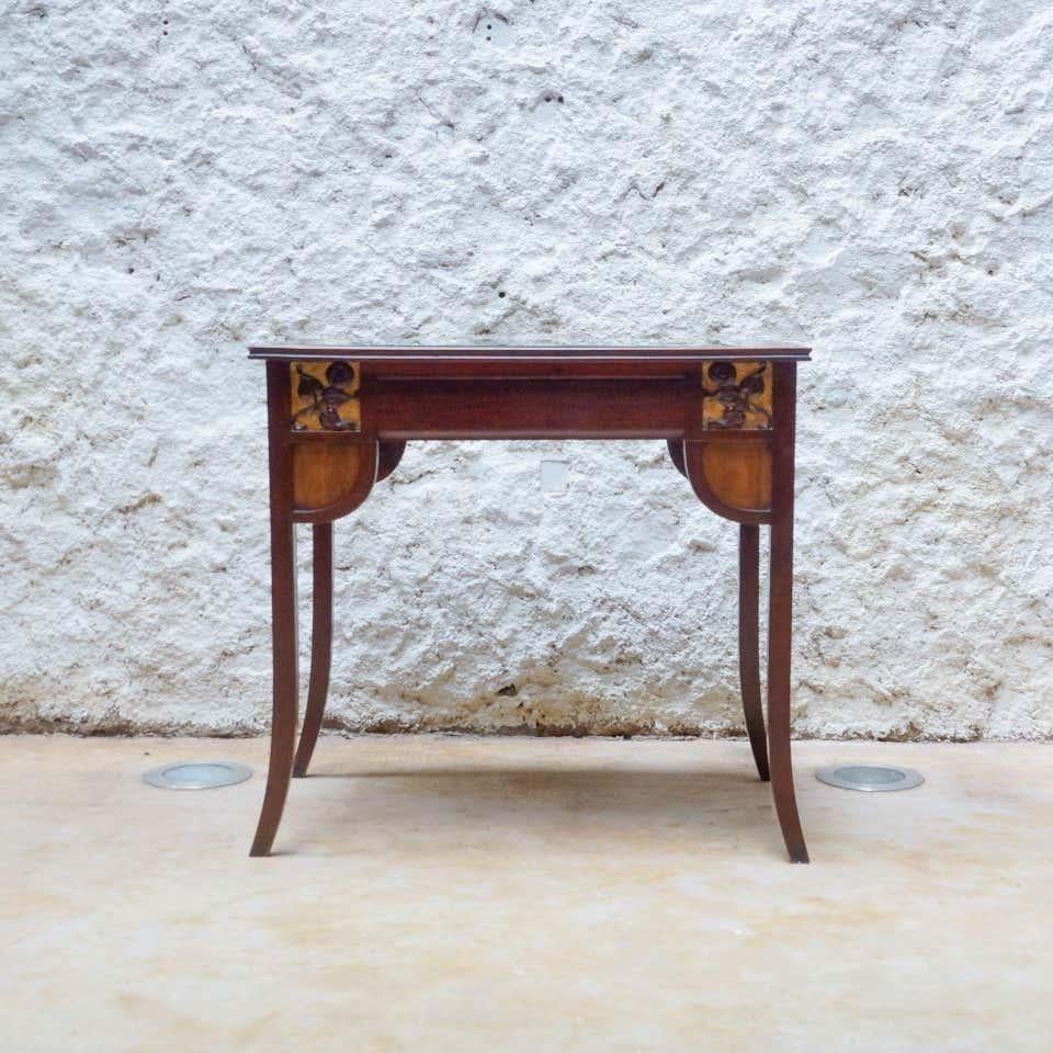 Modernistischer Holztisch mit gepolsterter Platte - Anfang 20. Jahrhundert, Spanien (Spanisch) im Angebot