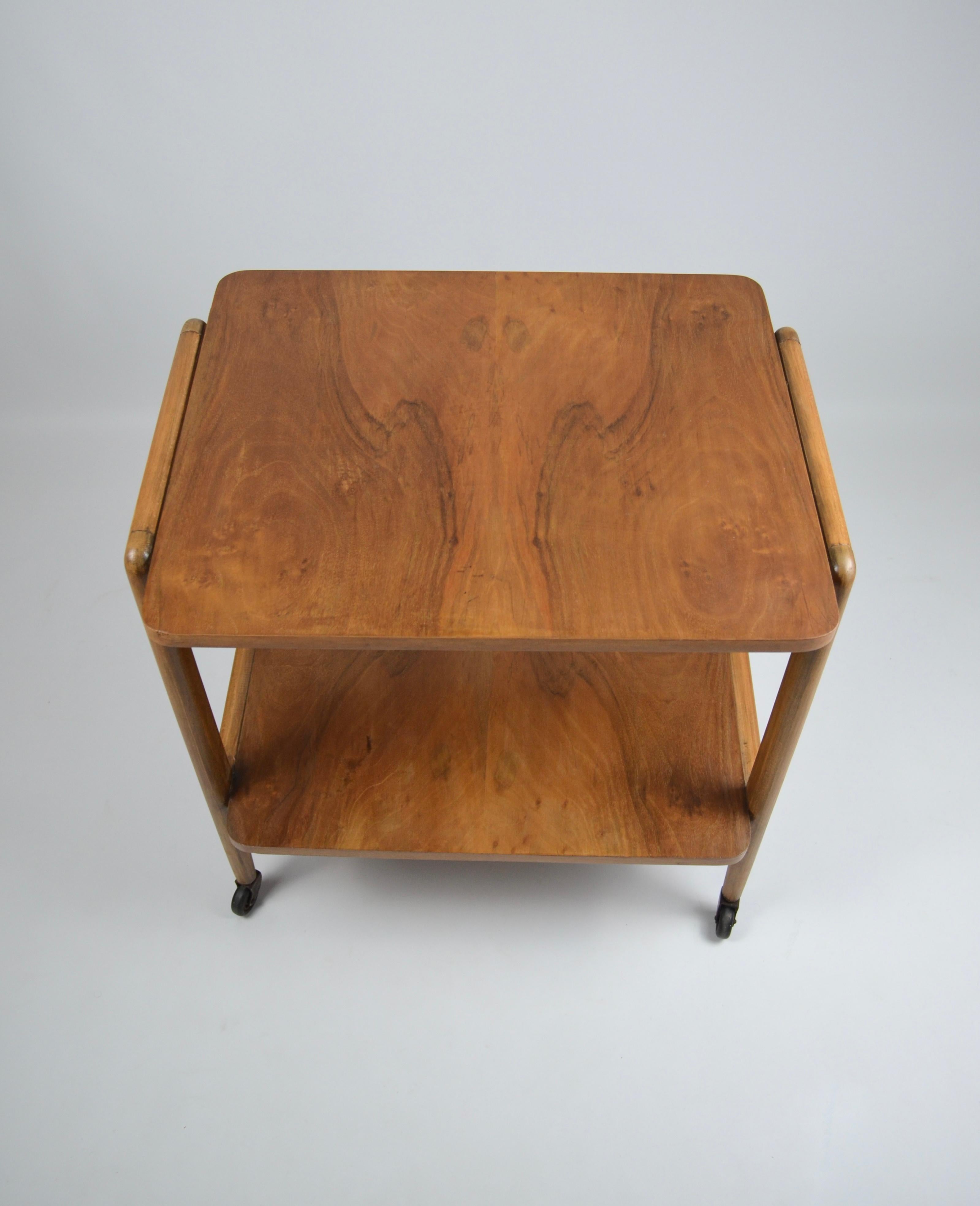 Elegant Modernist wooden trolley, 1950s, France.
Very beautiful design of the walnut veneer of the tops.
Trolley mounted on wheels.
Decorative as well as useful.