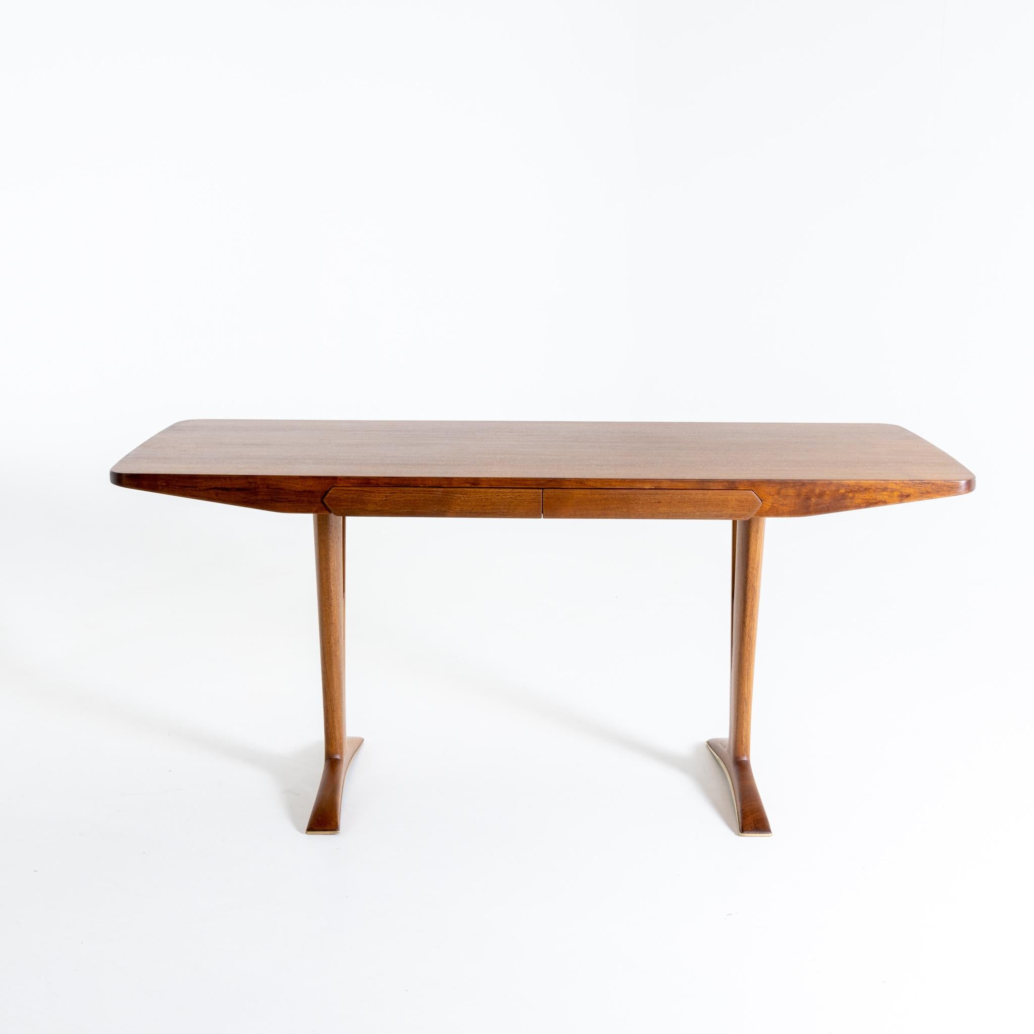 Osvaldo Borsani Italian Modernist writing table.
Walnut with brass details on the feet. Two drawers.