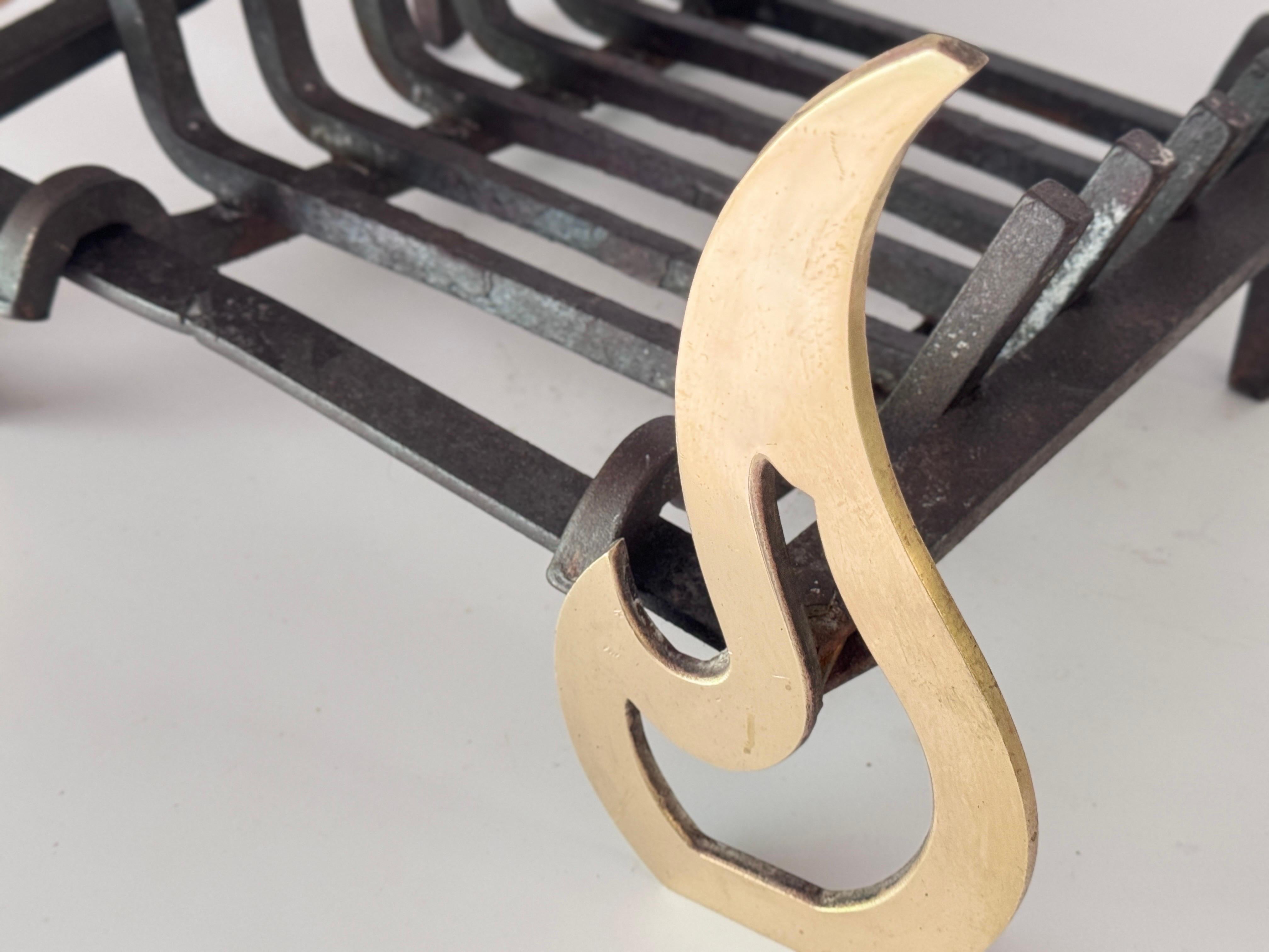 Modernist Schmiedeeisen und Messing Feuer Andiron im Angebot 1