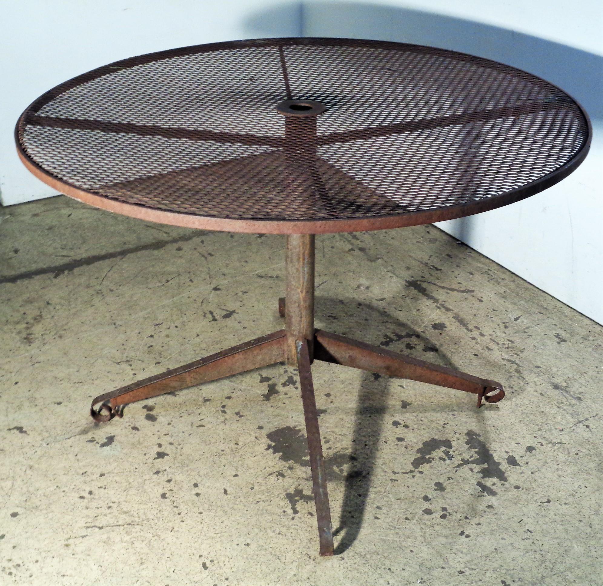 Wrought Iron Mesh Steel Garden Dining Table Woodard Sculptura 1950's In Fair Condition For Sale In Rochester, NY