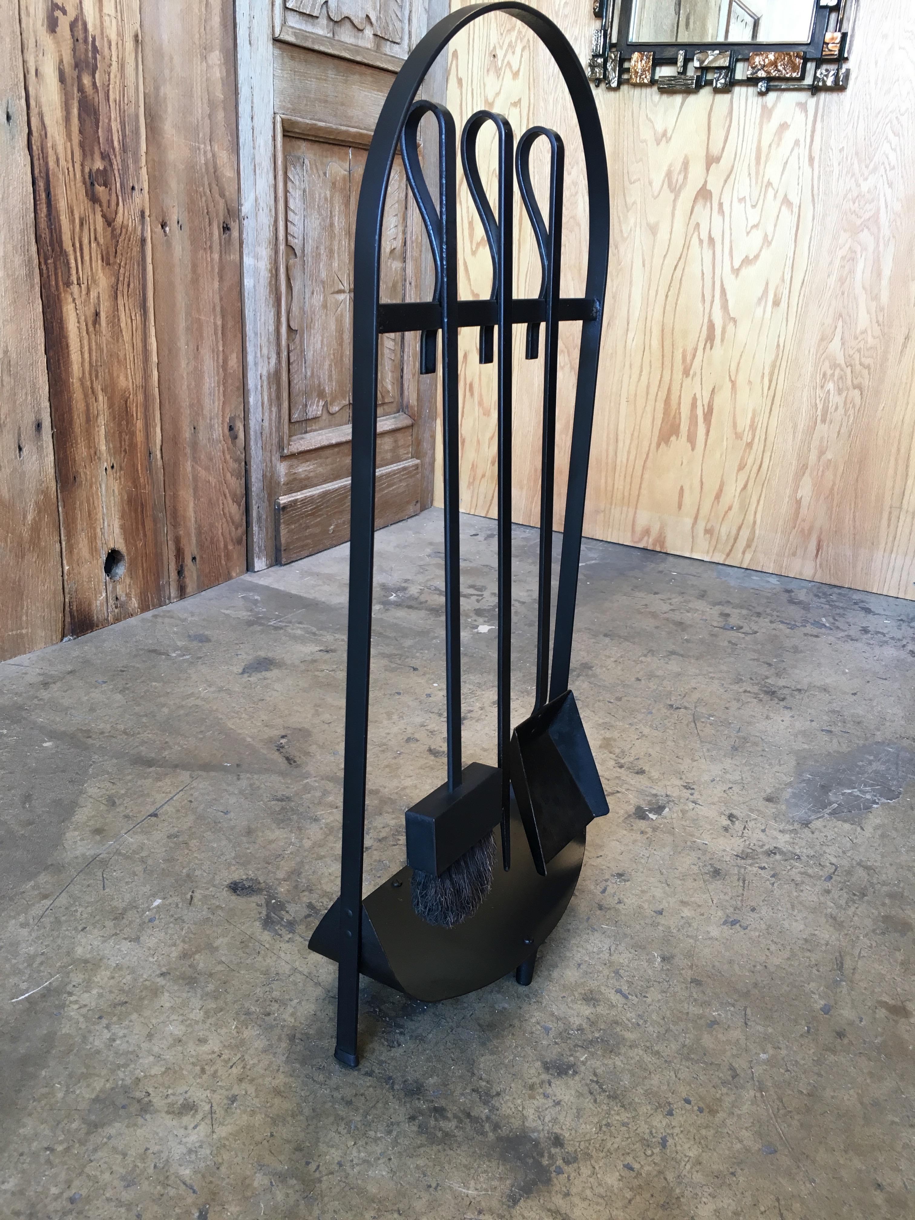 Modernist Wrought Iron Fireplace Tools In Good Condition For Sale In Denton, TX