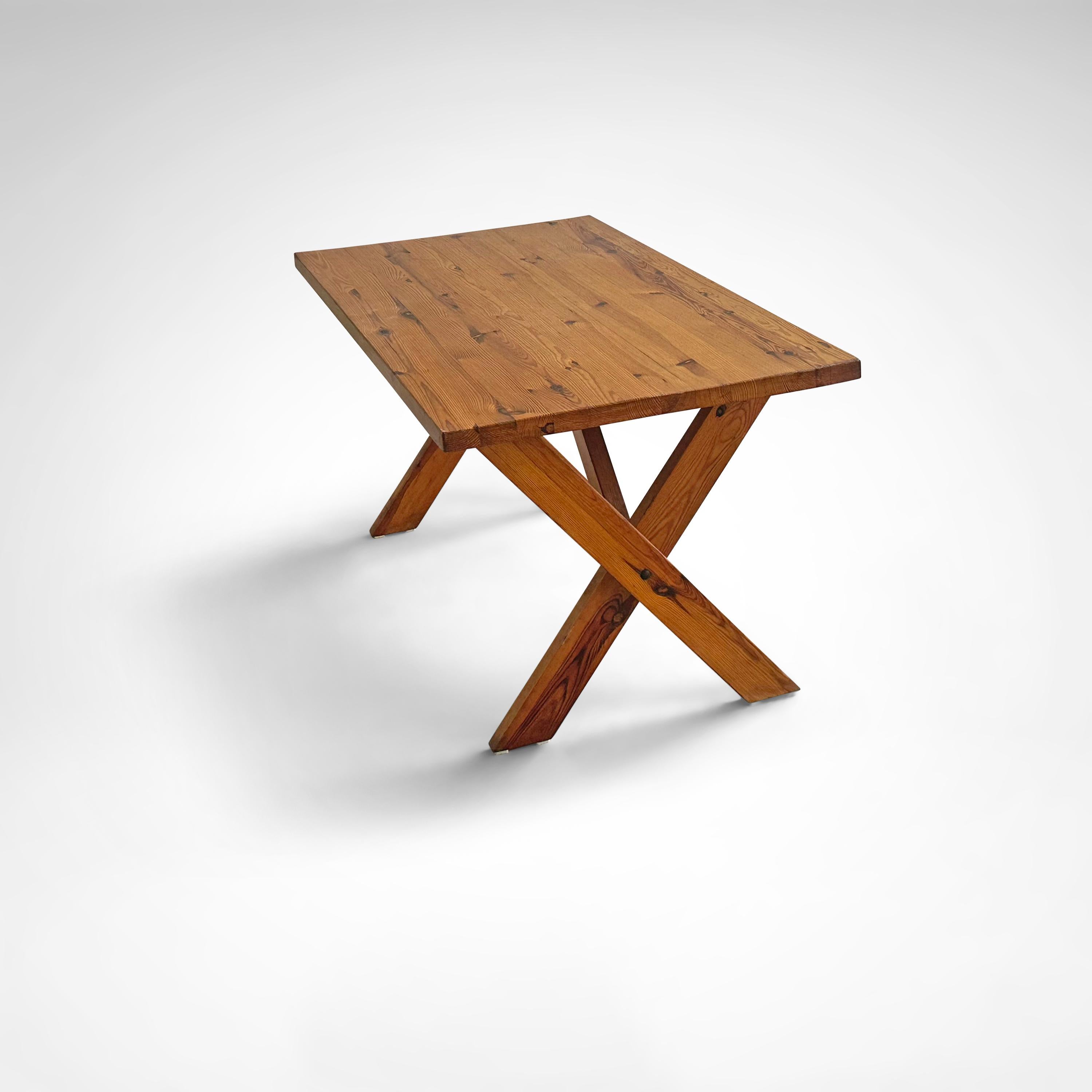 Brutalist Modernist X-leg dining table by Ate van Apeldoorn for Houtwerk Hattem 1970s For Sale