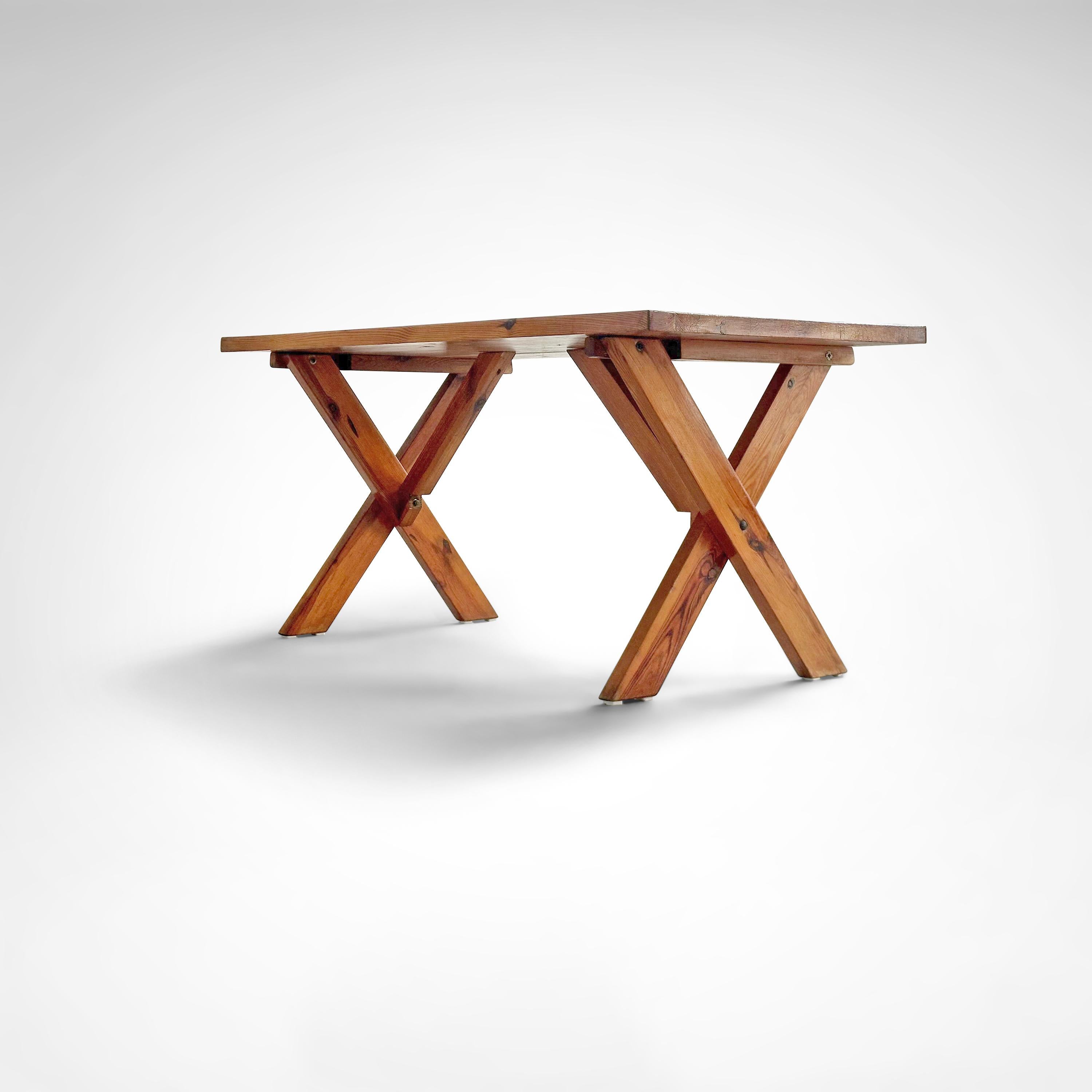 Modernist X-leg dining table by Ate van Apeldoorn for Houtwerk Hattem 1970s In Good Condition For Sale In Sas van Gent, NL